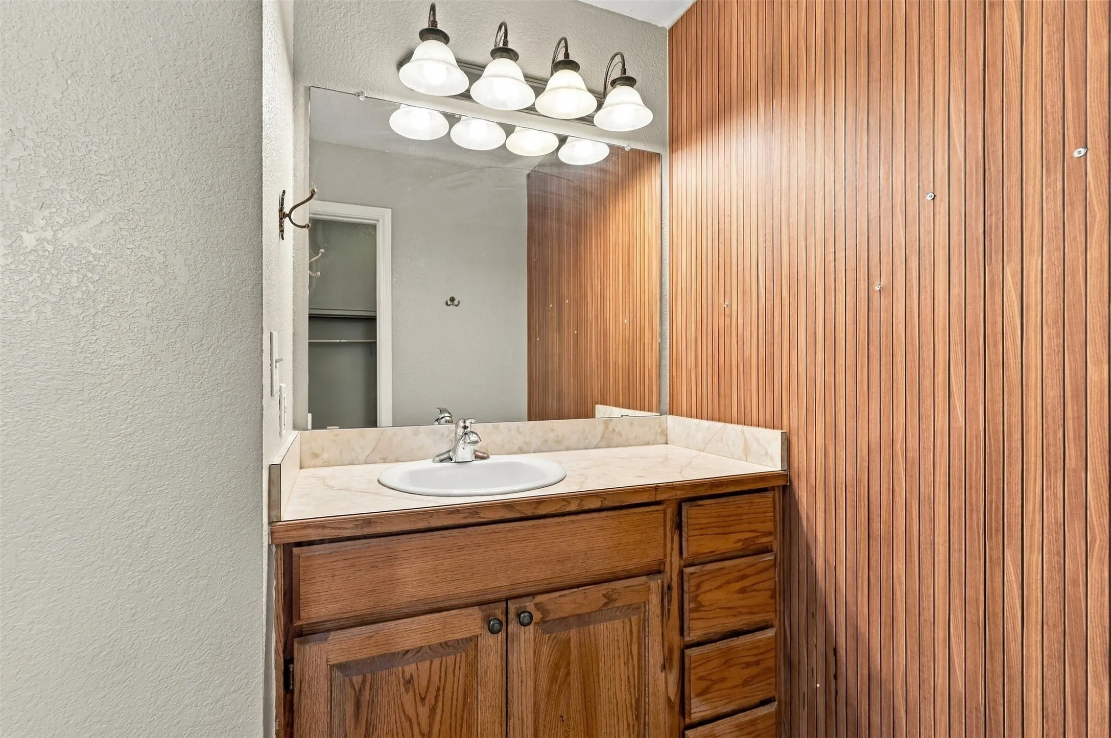 Single Family Residence For Sale in Parker County , 108 Chisolm Trail Court, Springtown, Texas 76082, 3 Bedroom, 2 Bathroom, 2 Garage spaces, 1,604 Sqft, built in 2007, mls#21391035, Real Estate Agent in Springtown, Homes For Sale in Parker county, Homes For Sale in Springtown, Realtor in Springtown Texas, Real Estate Brokerage Independent Realty Texas, Luminita Cordes Realtor