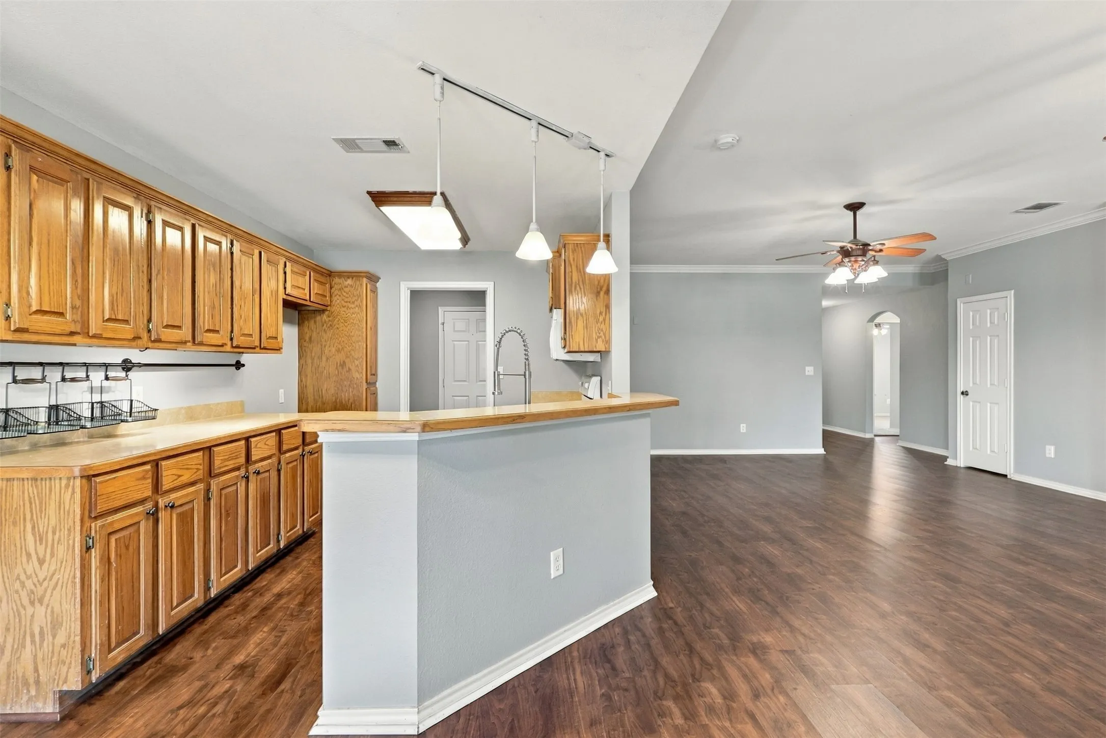Single Family Residence For Sale in Parker County , 108 Chisolm Trail Court, Springtown, Texas 76082, 3 Bedroom, 2 Bathroom, 2 Garage spaces, 1,604 Sqft, built in 2007, mls#21391035, Real Estate Agent in Springtown, Homes For Sale in Parker county, Homes For Sale in Springtown, Realtor in Springtown Texas, Real Estate Brokerage Independent Realty Texas, Luminita Cordes Realtor