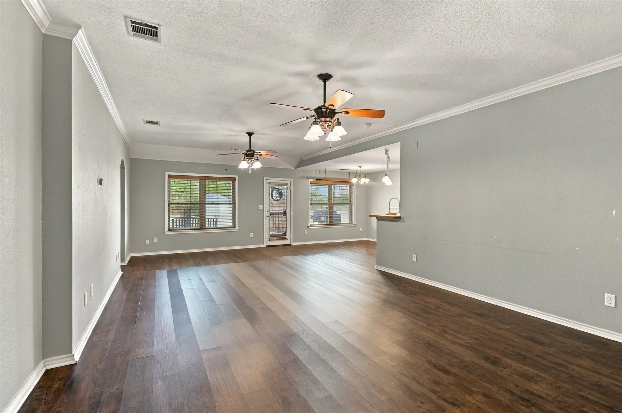 Single Family Residence For Sale in Parker County , 108 Chisolm Trail Court, Springtown, Texas 76082, 3 Bedroom, 2 Bathroom, 2 Garage spaces, 1,604 Sqft, built in 2007, mls#21391035, Real Estate Agent in Springtown, Homes For Sale in Parker county, Homes For Sale in Springtown, Realtor in Springtown Texas, Real Estate Brokerage Independent Realty Texas, Luminita Cordes Realtor