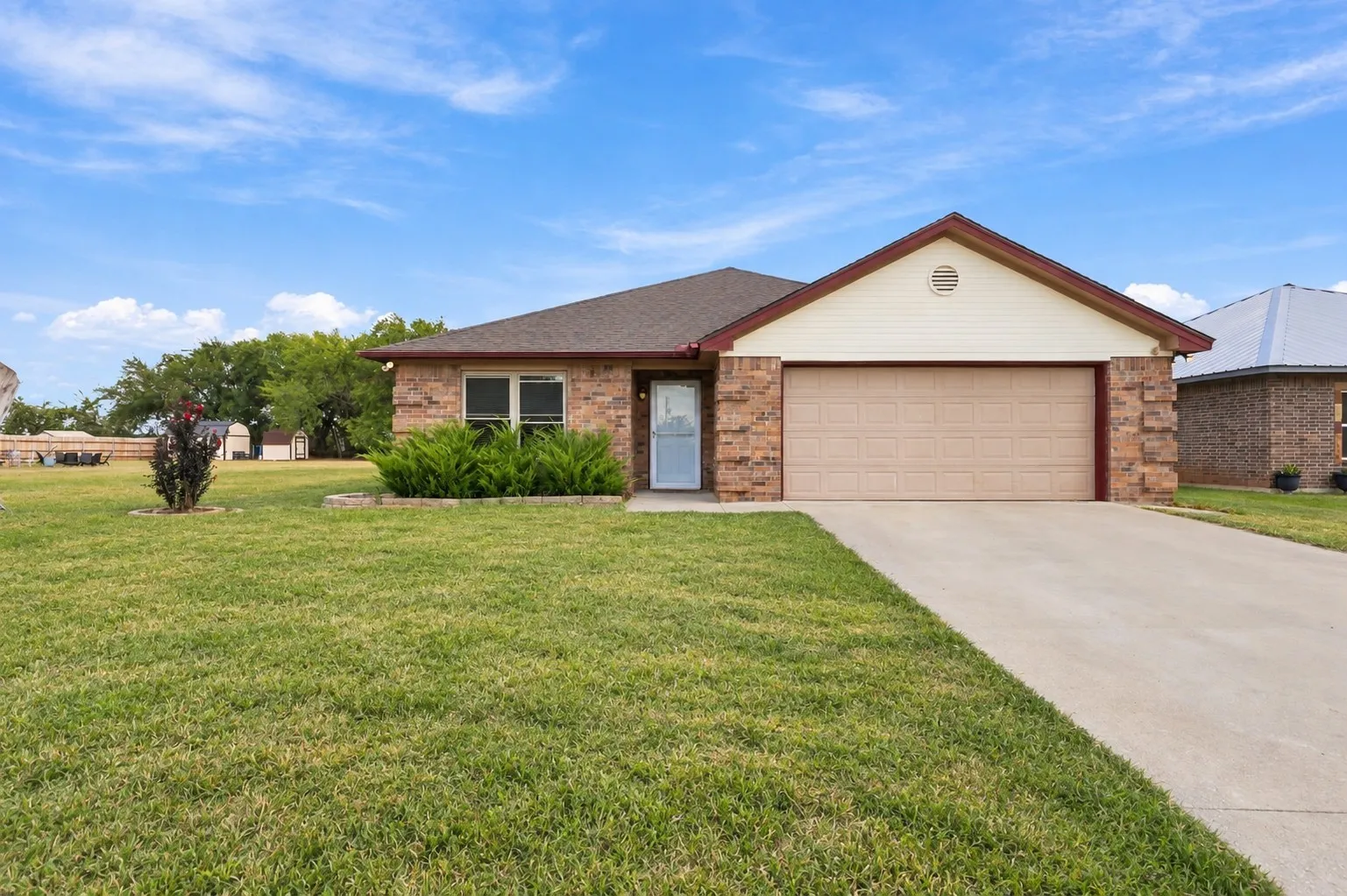 Single Family Residence For Sale in Parker County , 108 Chisolm Trail Court, Springtown, Texas 76082, 3 Bedroom, 2 Bathroom, 2 Garage spaces, 1,604 Sqft, built in 2007, mls#21391035, Real Estate Agent in Springtown, Homes For Sale in Parker county, Homes For Sale in Springtown, Realtor in Springtown Texas, Real Estate Brokerage Independent Realty Texas, Luminita Cordes Realtor
