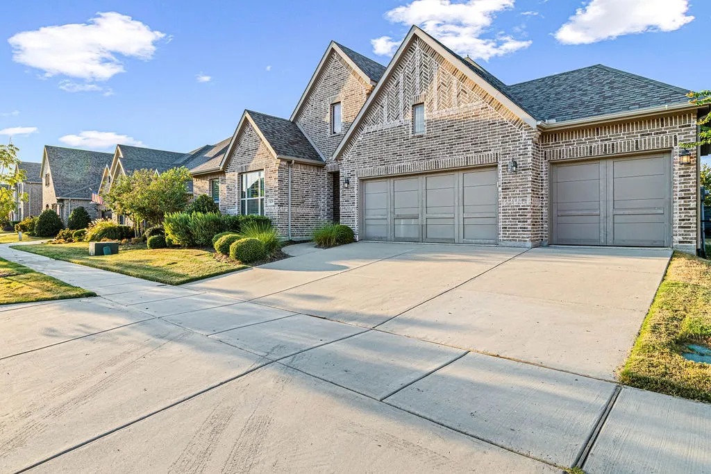 Single Family Residence For Sale in Denton County , 829 Boardwalk Way, Little Elm, Texas 76227, 3 Bedroom, 3 Bathroom, 3 Garage spaces, 2,639 Sqft, built in 2018, mls#21390743, Real Estate Agent in Little Elm, Homes For Sale in Denton county, Homes For Sale in Little Elm, Realtor in Little Elm Texas, Real Estate Brokerage Independent Realty Texas, Luminita Cordes Realtor
