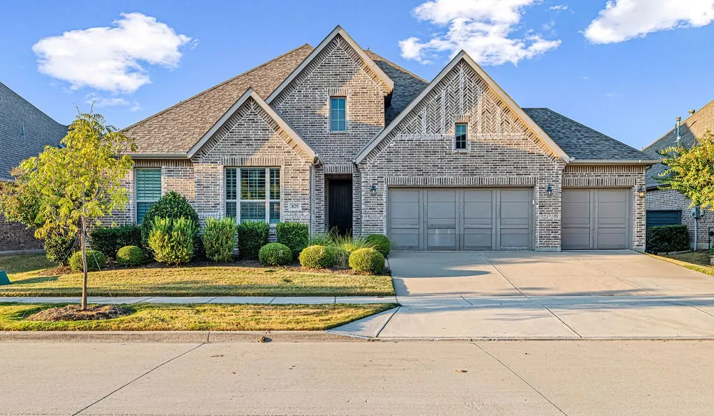 Single Family Residence For Sale in Denton County , 829 Boardwalk Way, Little Elm, Texas 76227, 3 Bedroom, 3 Bathroom, 3 Garage spaces, 2,639 Sqft, built in 2018, mls#21390743, Real Estate Agent in Little Elm, Homes For Sale in Denton county, Homes For Sale in Little Elm, Realtor in Little Elm Texas, Real Estate Brokerage Independent Realty Texas, Luminita Cordes Realtor