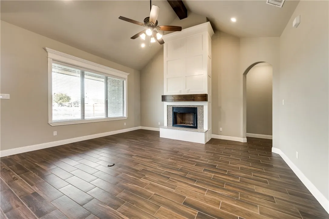 Single Family Residence For Rent in Hood County , 3100 Main Street, Granbury, Texas 76049, 4 Bedroom, 2 Bathroom, 2 Garage spaces, 2,017 Sqft, built in 2017, mls#21391058, Real Estate Agent in Granbury, Homes For Rent in Hood county, Homes For Rent in Granbury, Realtor in Granbury Texas, Real Estate Brokerage Independent Realty Texas, Luminita Cordes Realtor