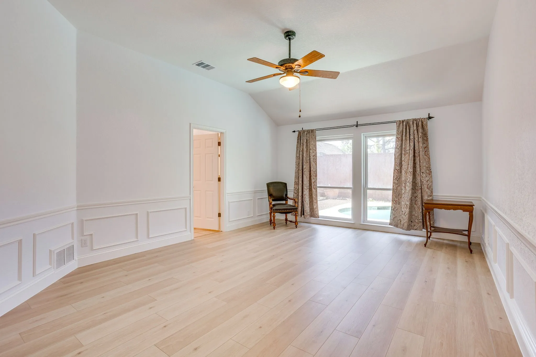 Single Family Residence For Sale in Tarrant County , 3100 Andrew Court, Bedford, Texas 76021, 4 Bedroom, 2 Bathroom, 2 Garage spaces, 2,374 Sqft, built in 1994, mls#21390787, Real Estate Agent in Bedford, Homes For Sale in Tarrant county, Homes For Sale in Bedford, Realtor in Bedford Texas, Real Estate Brokerage Independent Realty Texas, Luminita Cordes Realtor