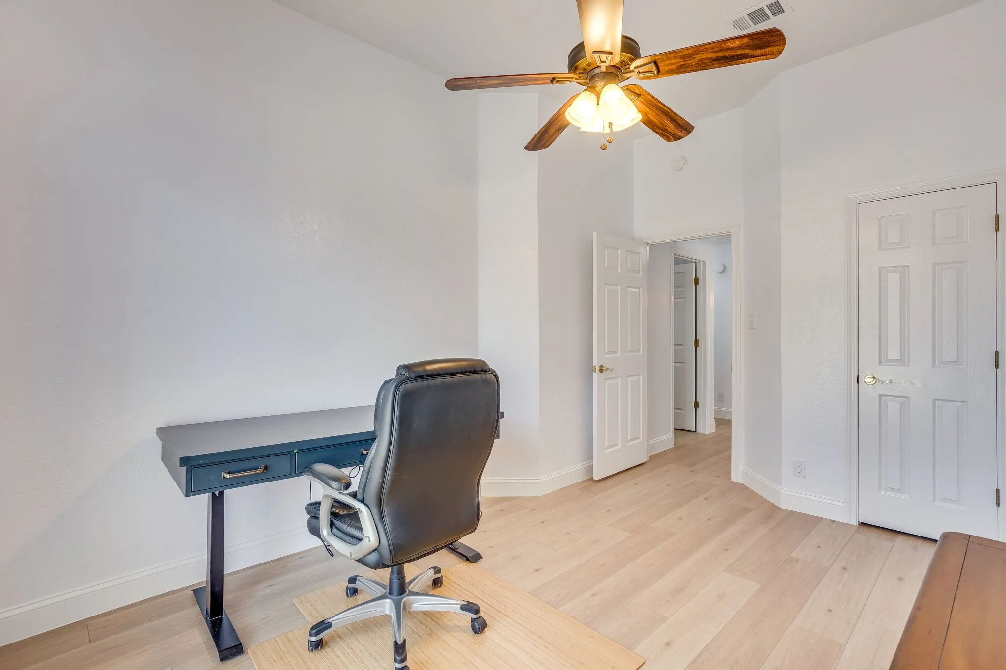 Single Family Residence For Sale in Tarrant County , 3100 Andrew Court, Bedford, Texas 76021, 4 Bedroom, 2 Bathroom, 2 Garage spaces, 2,374 Sqft, built in 1994, mls#21390787, Real Estate Agent in Bedford, Homes For Sale in Tarrant county, Homes For Sale in Bedford, Realtor in Bedford Texas, Real Estate Brokerage Independent Realty Texas, Luminita Cordes Realtor