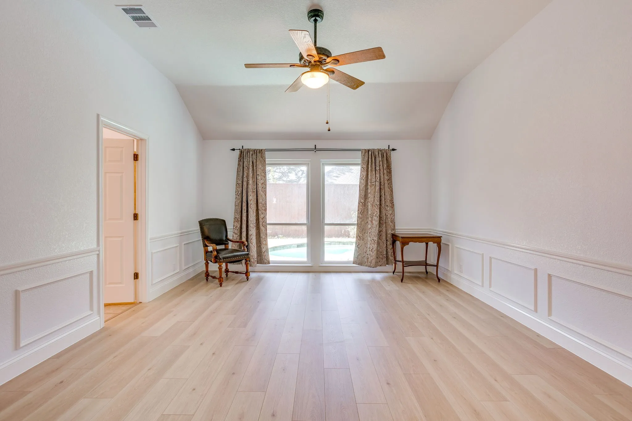 Single Family Residence For Sale in Tarrant County , 3100 Andrew Court, Bedford, Texas 76021, 4 Bedroom, 2 Bathroom, 2 Garage spaces, 2,374 Sqft, built in 1994, mls#21390787, Real Estate Agent in Bedford, Homes For Sale in Tarrant county, Homes For Sale in Bedford, Realtor in Bedford Texas, Real Estate Brokerage Independent Realty Texas, Luminita Cordes Realtor