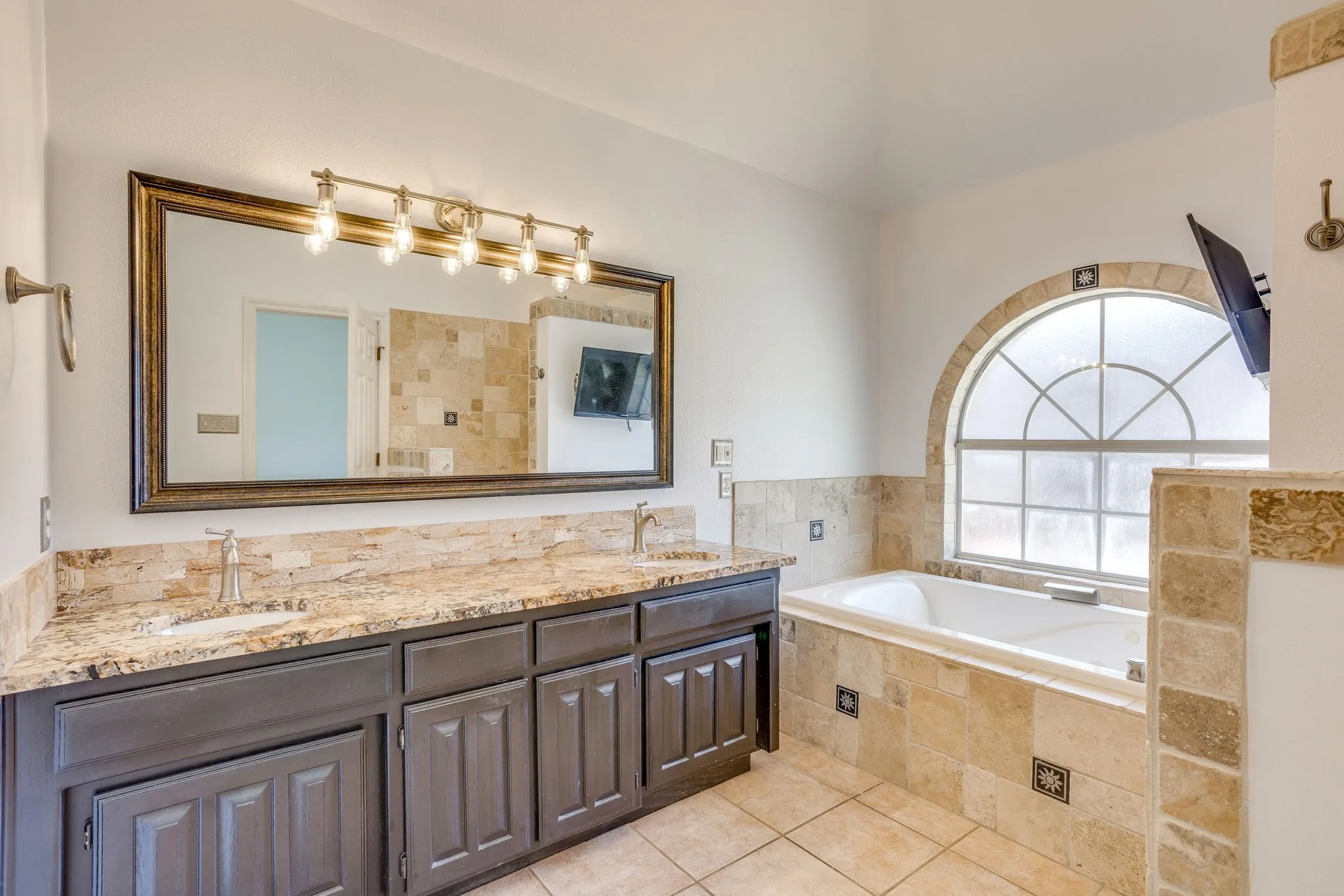 Single Family Residence For Sale in Tarrant County , 3100 Andrew Court, Bedford, Texas 76021, 4 Bedroom, 2 Bathroom, 2 Garage spaces, 2,374 Sqft, built in 1994, mls#21390787, Real Estate Agent in Bedford, Homes For Sale in Tarrant county, Homes For Sale in Bedford, Realtor in Bedford Texas, Real Estate Brokerage Independent Realty Texas, Luminita Cordes Realtor
