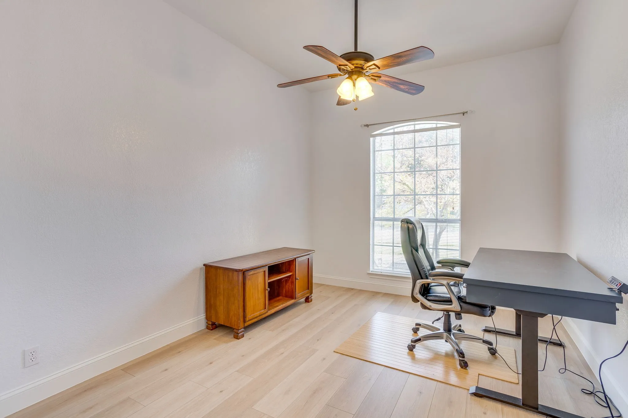 Single Family Residence For Sale in Tarrant County , 3100 Andrew Court, Bedford, Texas 76021, 4 Bedroom, 2 Bathroom, 2 Garage spaces, 2,374 Sqft, built in 1994, mls#21390787, Real Estate Agent in Bedford, Homes For Sale in Tarrant county, Homes For Sale in Bedford, Realtor in Bedford Texas, Real Estate Brokerage Independent Realty Texas, Luminita Cordes Realtor