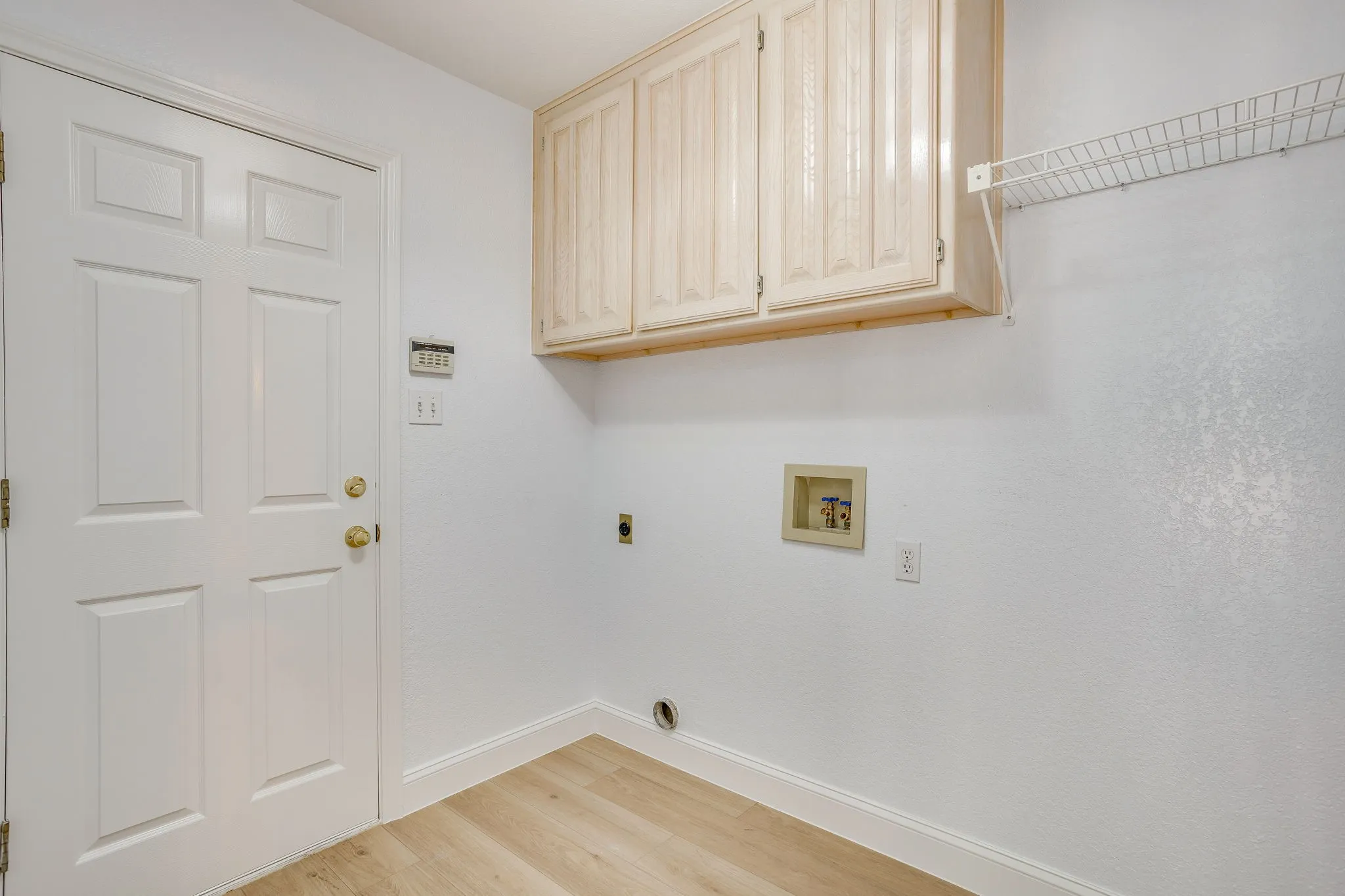 Single Family Residence For Sale in Tarrant County , 3100 Andrew Court, Bedford, Texas 76021, 4 Bedroom, 2 Bathroom, 2 Garage spaces, 2,374 Sqft, built in 1994, mls#21390787, Real Estate Agent in Bedford, Homes For Sale in Tarrant county, Homes For Sale in Bedford, Realtor in Bedford Texas, Real Estate Brokerage Independent Realty Texas, Luminita Cordes Realtor