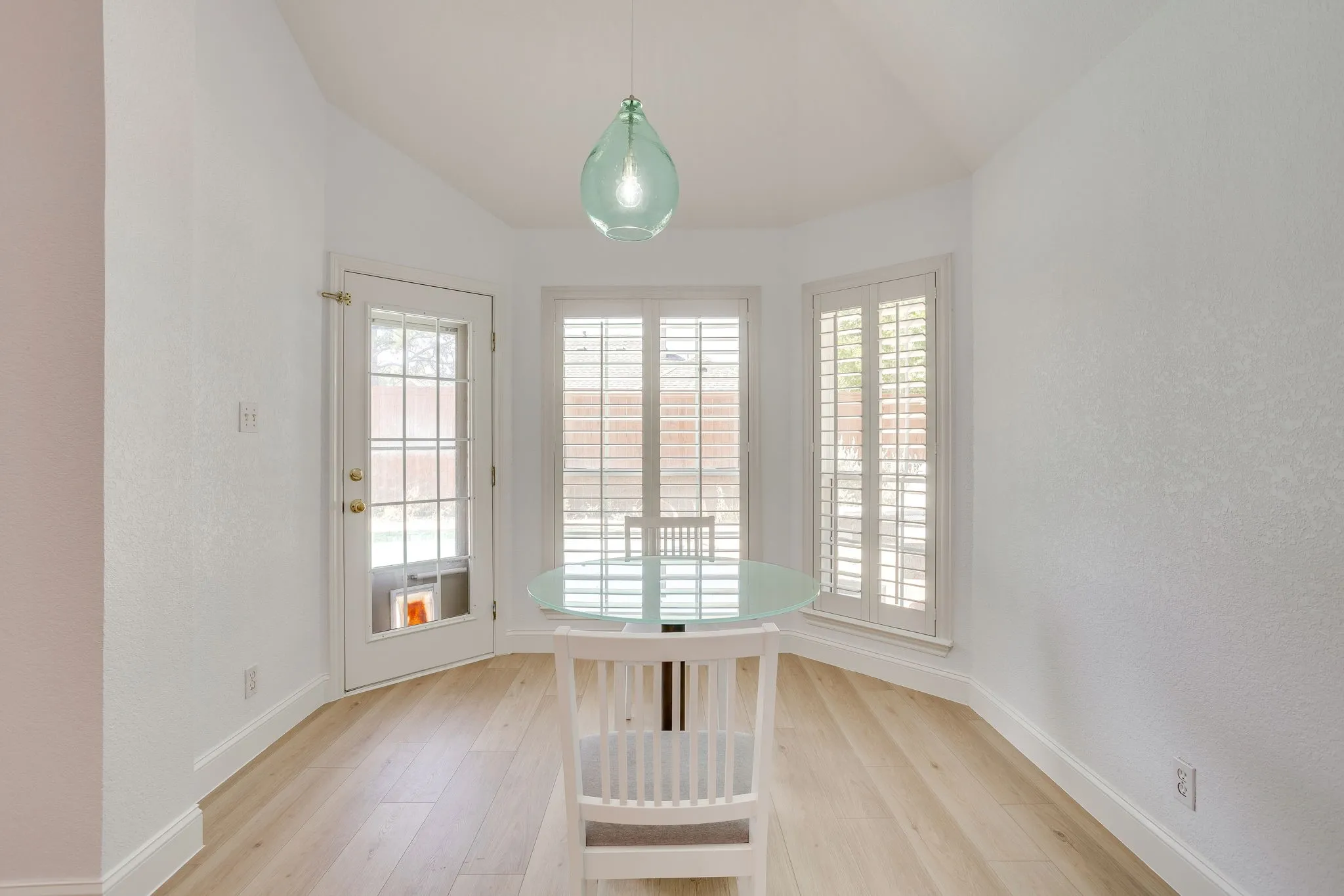 Single Family Residence For Sale in Tarrant County , 3100 Andrew Court, Bedford, Texas 76021, 4 Bedroom, 2 Bathroom, 2 Garage spaces, 2,374 Sqft, built in 1994, mls#21390787, Real Estate Agent in Bedford, Homes For Sale in Tarrant county, Homes For Sale in Bedford, Realtor in Bedford Texas, Real Estate Brokerage Independent Realty Texas, Luminita Cordes Realtor