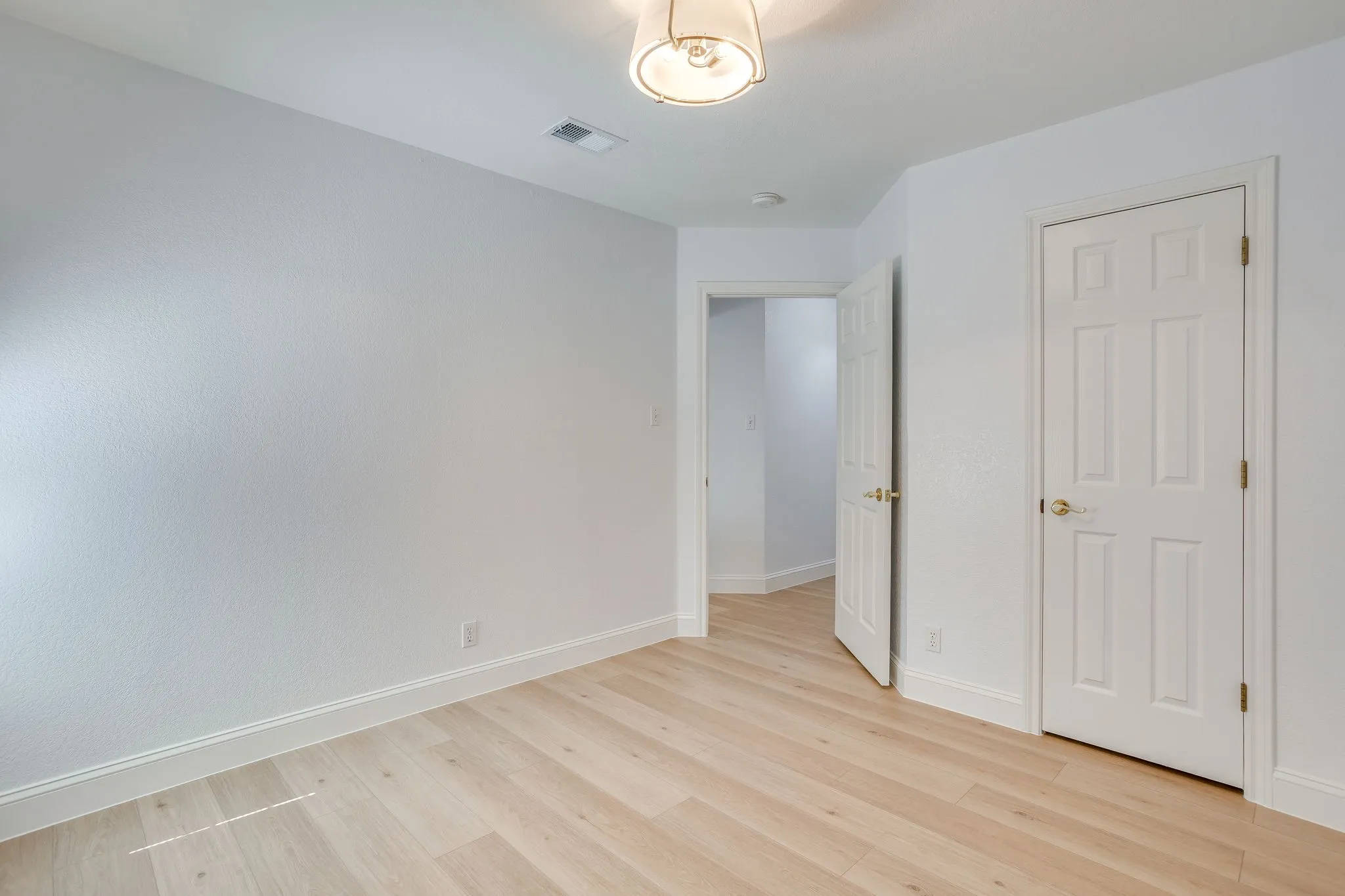 Single Family Residence For Sale in Tarrant County , 3100 Andrew Court, Bedford, Texas 76021, 4 Bedroom, 2 Bathroom, 2 Garage spaces, 2,374 Sqft, built in 1994, mls#21390787, Real Estate Agent in Bedford, Homes For Sale in Tarrant county, Homes For Sale in Bedford, Realtor in Bedford Texas, Real Estate Brokerage Independent Realty Texas, Luminita Cordes Realtor