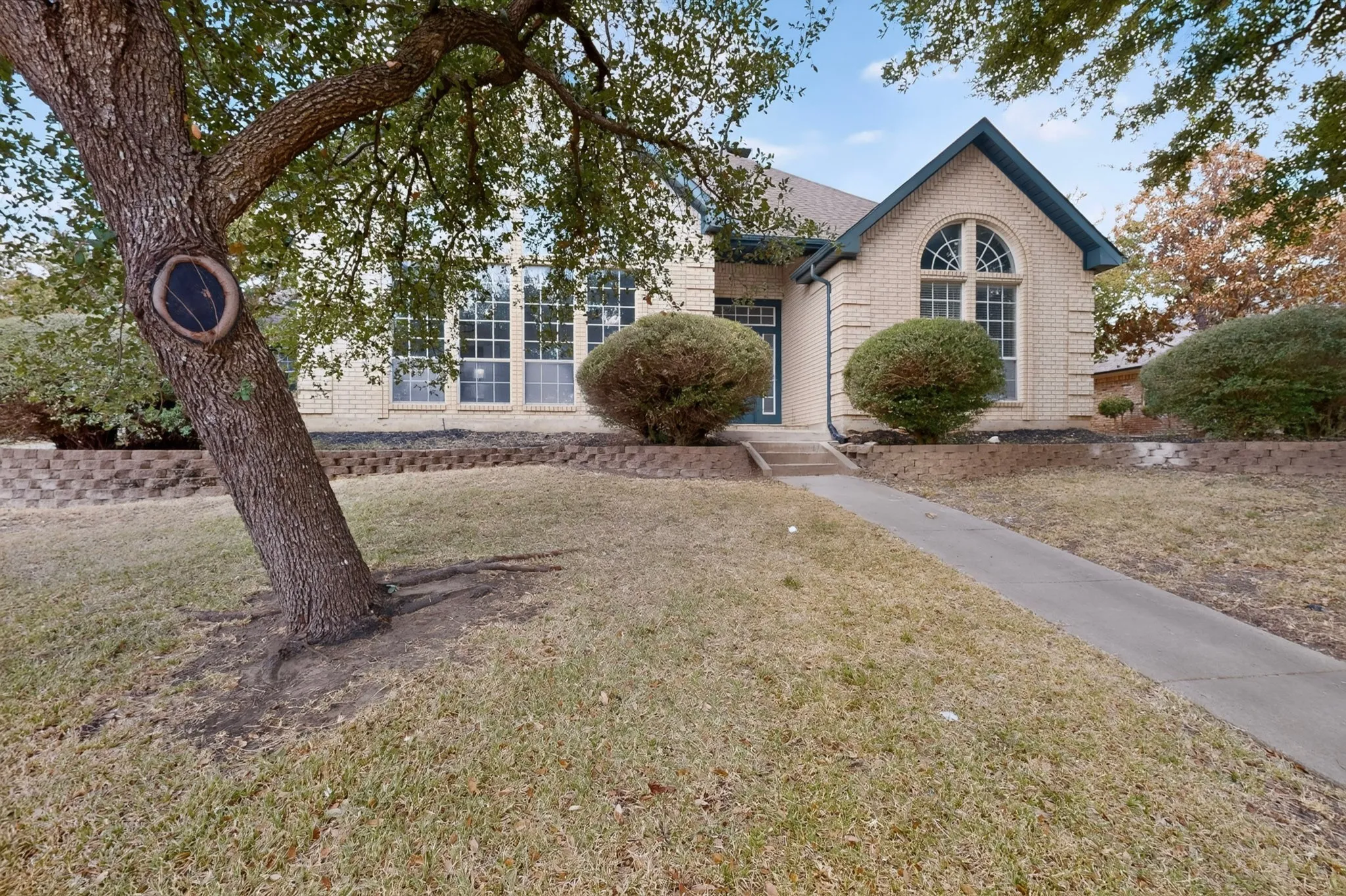 Single Family Residence For Sale in Ellis County , 2002 Clearview Drive, Ennis, Texas 75119, 3 Bedroom, 2 Bathroom, 2 Garage spaces, 2,406 Sqft, built in 1995, mls#21391052, Real Estate Agent in Ennis, Homes For Sale in Ellis county, Homes For Sale in Ennis, Realtor in Ennis Texas, Real Estate Brokerage Independent Realty Texas, Luminita Cordes Realtor