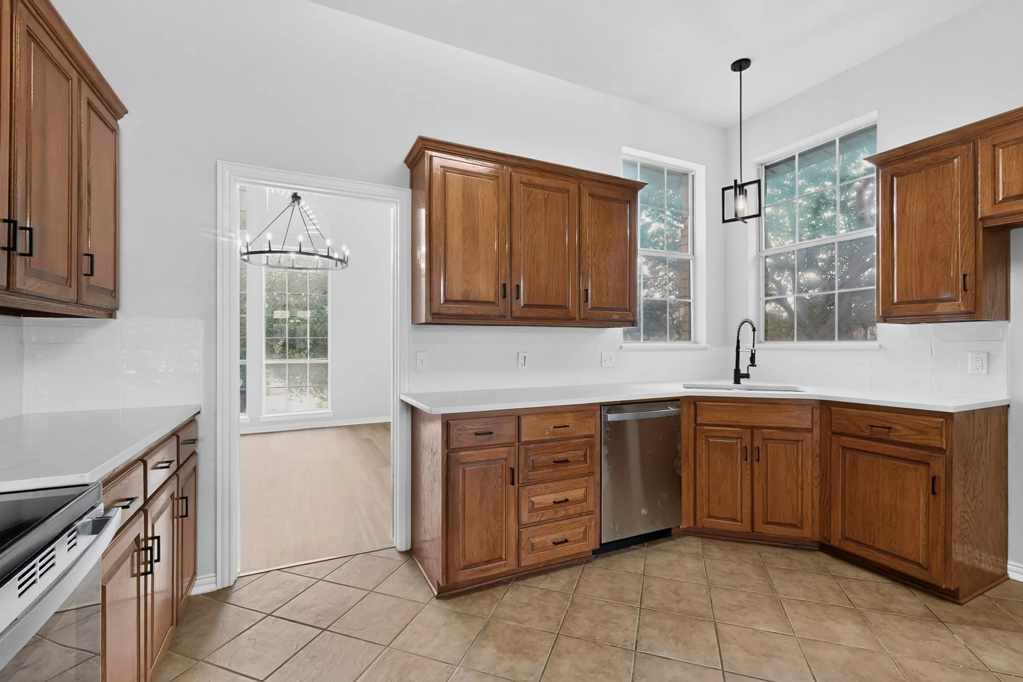 Single Family Residence For Sale in Ellis County , 2002 Clearview Drive, Ennis, Texas 75119, 3 Bedroom, 2 Bathroom, 2 Garage spaces, 2,406 Sqft, built in 1995, mls#21391052, Real Estate Agent in Ennis, Homes For Sale in Ellis county, Homes For Sale in Ennis, Realtor in Ennis Texas, Real Estate Brokerage Independent Realty Texas, Luminita Cordes Realtor