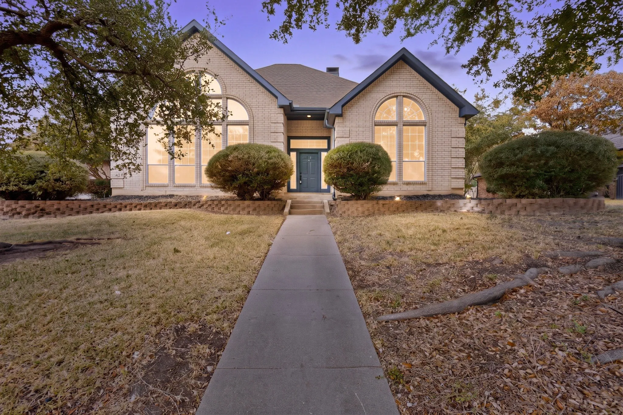 Single Family Residence For Sale in Ellis County , 2002 Clearview Drive, Ennis, Texas 75119, 3 Bedroom, 2 Bathroom, 2 Garage spaces, 2,406 Sqft, built in 1995, mls#21391052, Real Estate Agent in Ennis, Homes For Sale in Ellis county, Homes For Sale in Ennis, Realtor in Ennis Texas, Real Estate Brokerage Independent Realty Texas, Luminita Cordes Realtor