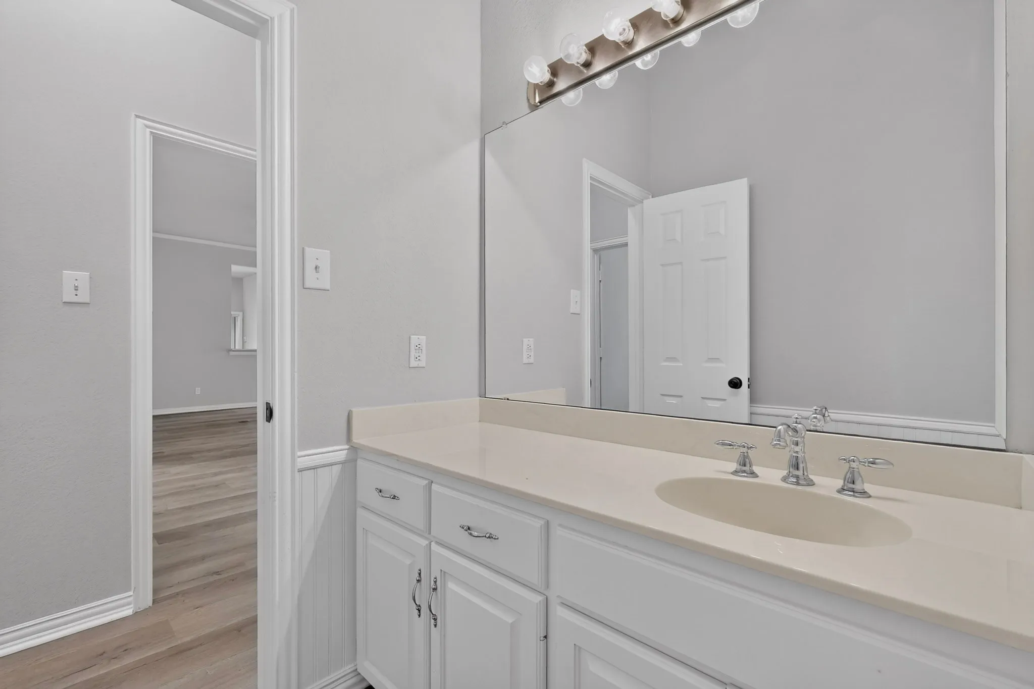 Single Family Residence For Sale in Ellis County , 2002 Clearview Drive, Ennis, Texas 75119, 3 Bedroom, 2 Bathroom, 2 Garage spaces, 2,406 Sqft, built in 1995, mls#21391052, Real Estate Agent in Ennis, Homes For Sale in Ellis county, Homes For Sale in Ennis, Realtor in Ennis Texas, Real Estate Brokerage Independent Realty Texas, Luminita Cordes Realtor