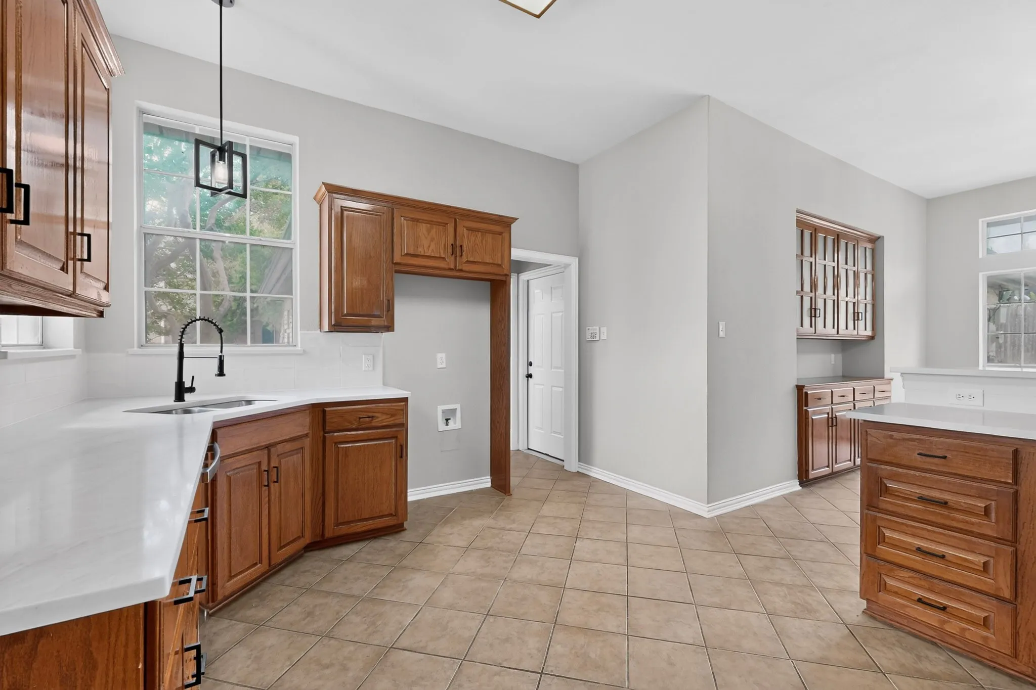 Single Family Residence For Sale in Ellis County , 2002 Clearview Drive, Ennis, Texas 75119, 3 Bedroom, 2 Bathroom, 2 Garage spaces, 2,406 Sqft, built in 1995, mls#21391052, Real Estate Agent in Ennis, Homes For Sale in Ellis county, Homes For Sale in Ennis, Realtor in Ennis Texas, Real Estate Brokerage Independent Realty Texas, Luminita Cordes Realtor