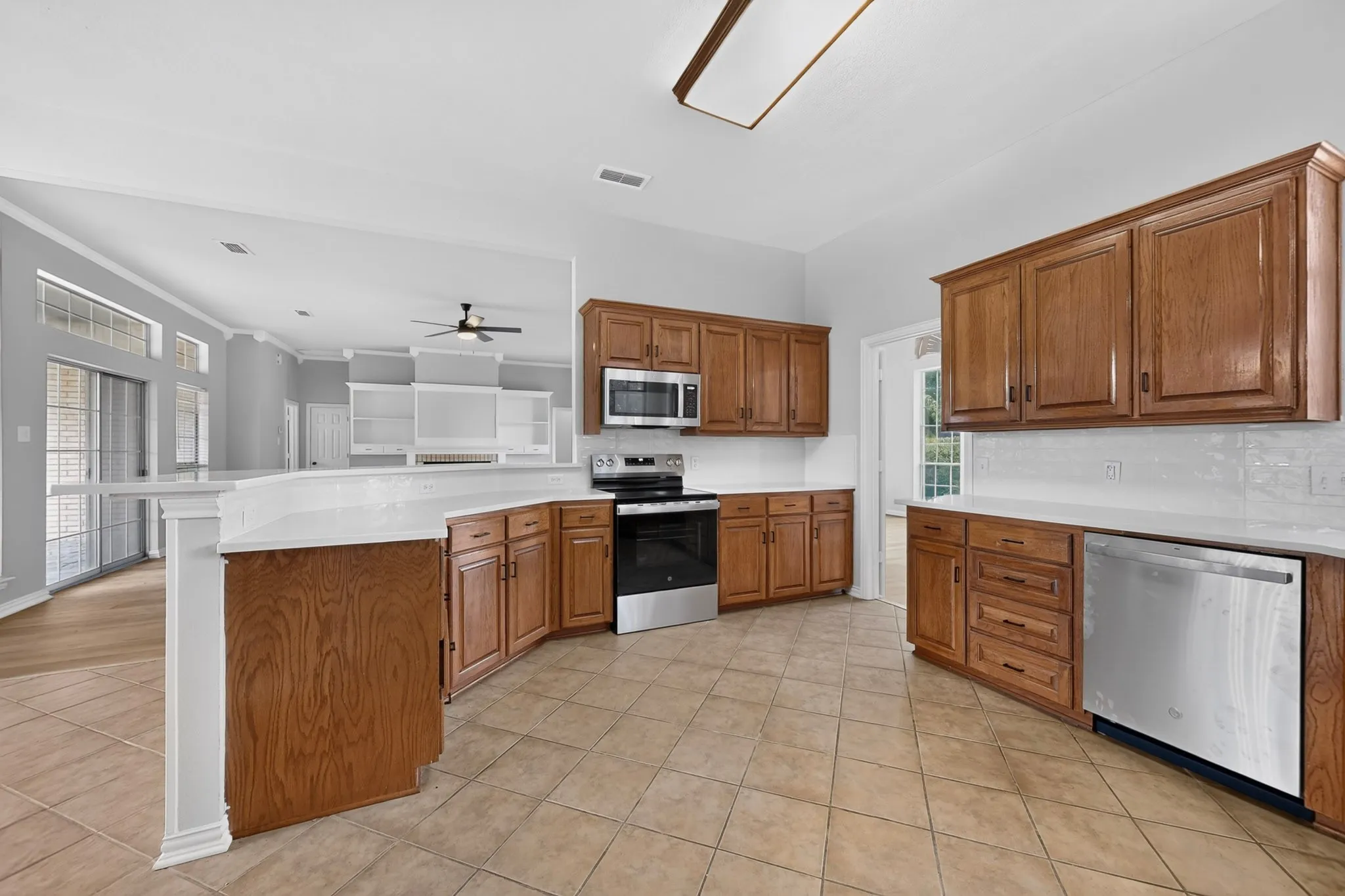 Single Family Residence For Sale in Ellis County , 2002 Clearview Drive, Ennis, Texas 75119, 3 Bedroom, 2 Bathroom, 2 Garage spaces, 2,406 Sqft, built in 1995, mls#21391052, Real Estate Agent in Ennis, Homes For Sale in Ellis county, Homes For Sale in Ennis, Realtor in Ennis Texas, Real Estate Brokerage Independent Realty Texas, Luminita Cordes Realtor