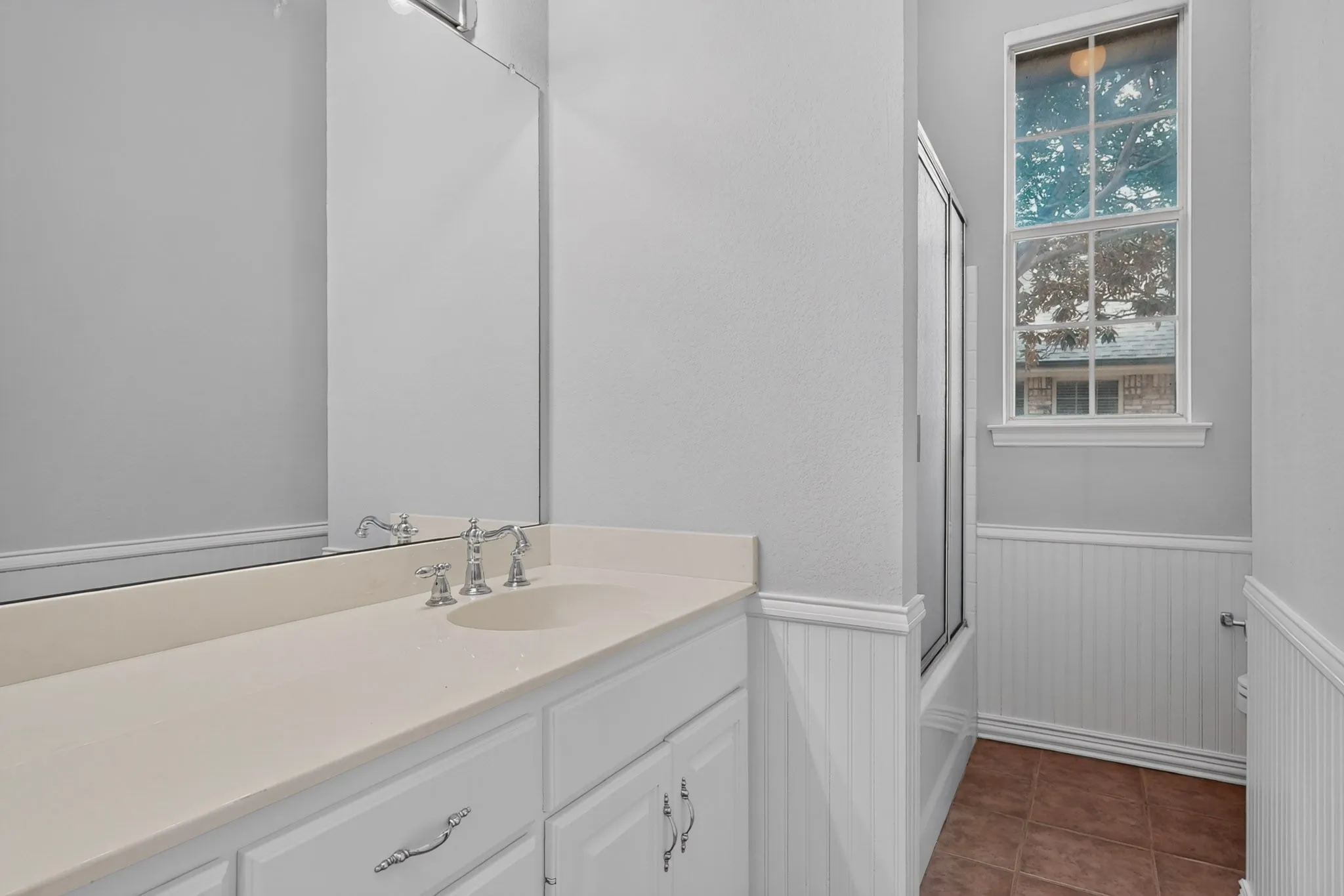 Single Family Residence For Sale in Ellis County , 2002 Clearview Drive, Ennis, Texas 75119, 3 Bedroom, 2 Bathroom, 2 Garage spaces, 2,406 Sqft, built in 1995, mls#21391052, Real Estate Agent in Ennis, Homes For Sale in Ellis county, Homes For Sale in Ennis, Realtor in Ennis Texas, Real Estate Brokerage Independent Realty Texas, Luminita Cordes Realtor