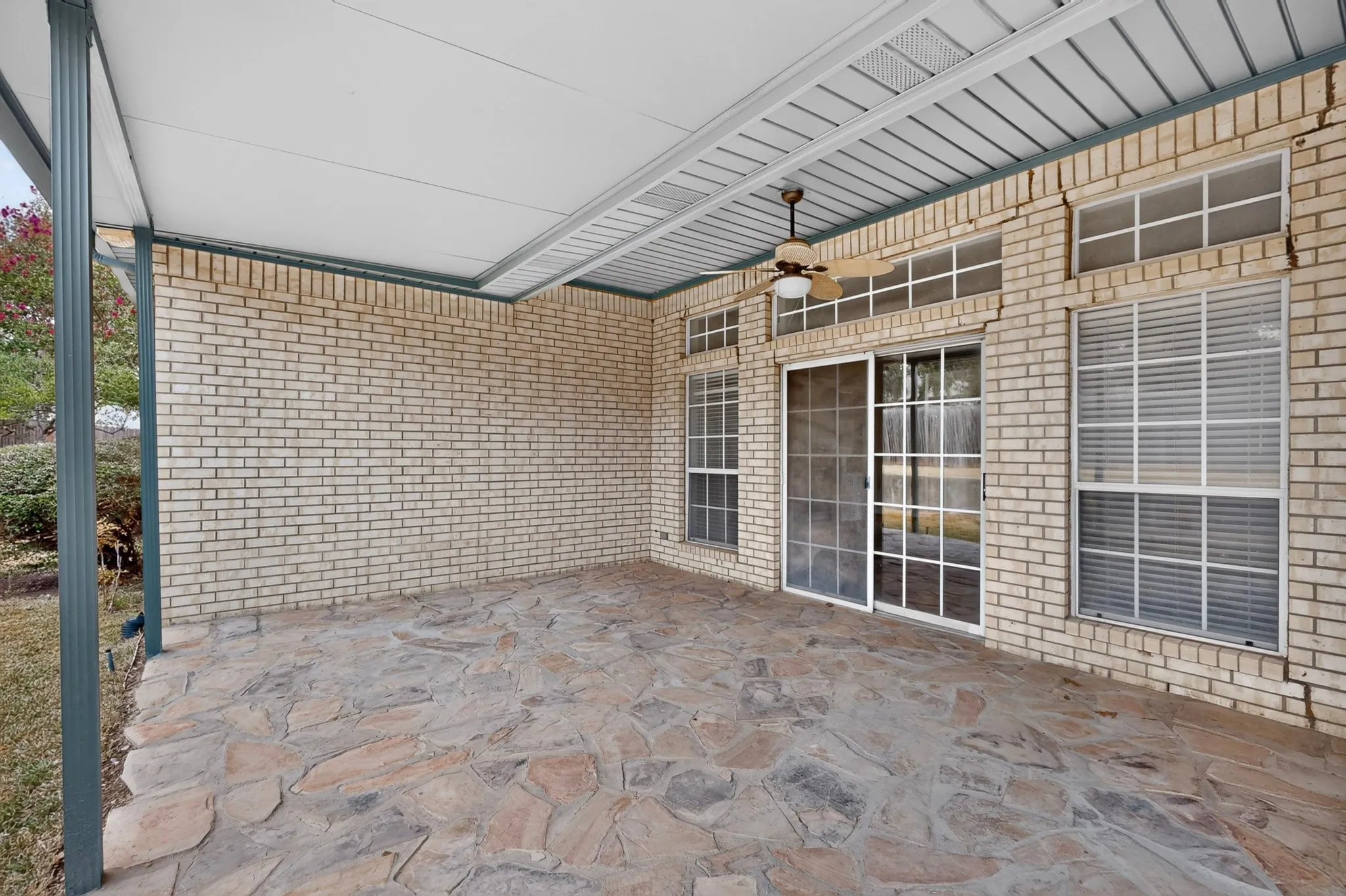 Single Family Residence For Sale in Ellis County , 2002 Clearview Drive, Ennis, Texas 75119, 3 Bedroom, 2 Bathroom, 2 Garage spaces, 2,406 Sqft, built in 1995, mls#21391052, Real Estate Agent in Ennis, Homes For Sale in Ellis county, Homes For Sale in Ennis, Realtor in Ennis Texas, Real Estate Brokerage Independent Realty Texas, Luminita Cordes Realtor