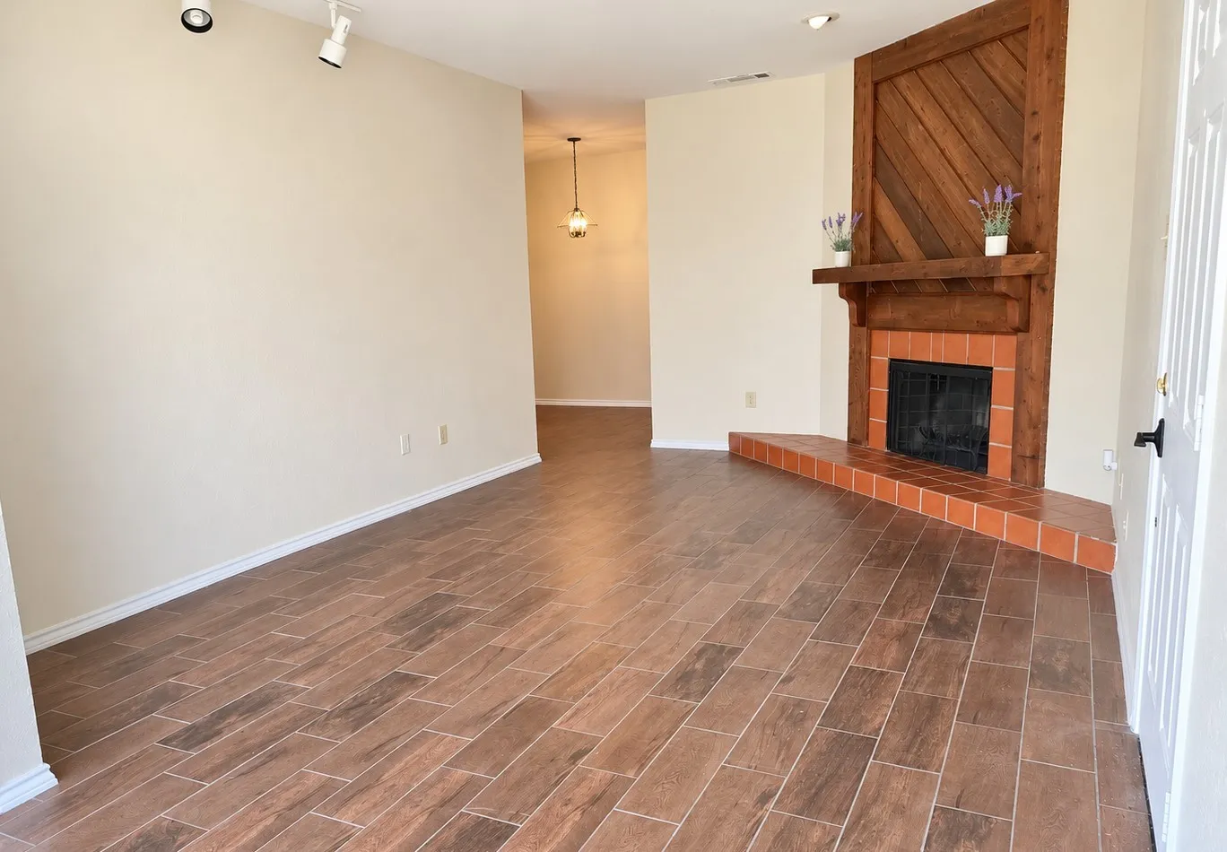 Condominium For Sale in Dallas County , 9600 Royal Lane 302, Dallas, Texas 75243, 1 Bedroom, 1 Bathroom, Garage spaces, 745 Sqft, built in 1983, mls#21389547, Real Estate Agent in Dallas, Homes For Sale in Dallas county, Homes For Sale in Dallas, Realtor in Dallas Texas, Real Estate Brokerage Independent Realty Texas, Luminita Cordes Realtor