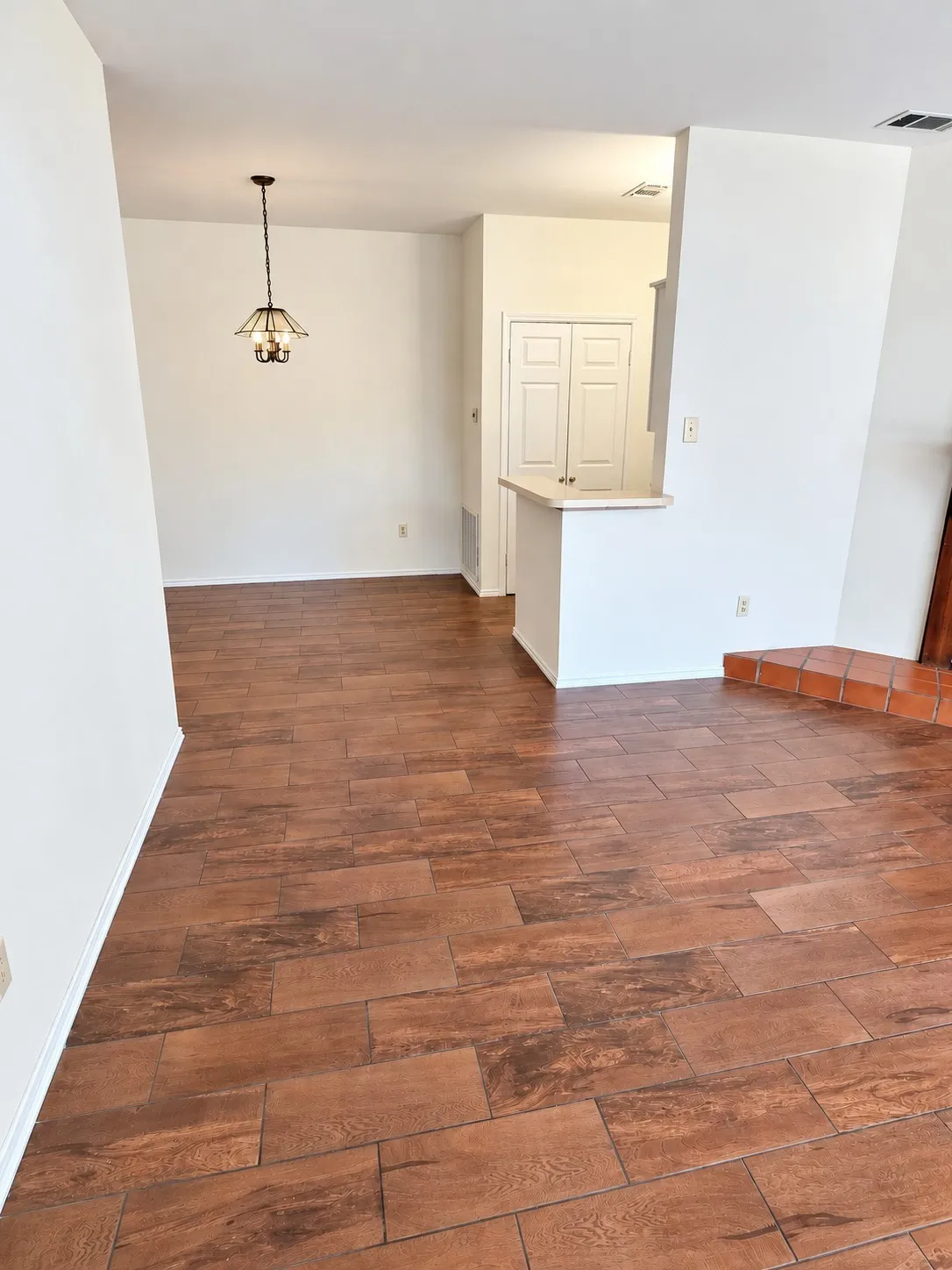Condominium For Sale in Dallas County , 9600 Royal Lane 102, Dallas, Texas 75243, 2 Bedroom, 1 Bathroom, Garage spaces, 914 Sqft, built in 1983, mls#21389441, Real Estate Agent in Dallas, Homes For Sale in Dallas county, Homes For Sale in Dallas, Realtor in Dallas Texas, Real Estate Brokerage Independent Realty Texas, Luminita Cordes Realtor