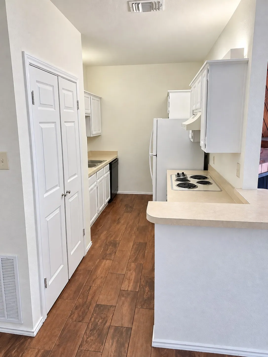 Condominium For Sale in Dallas County , 9600 Royal Lane 102, Dallas, Texas 75243, 2 Bedroom, 1 Bathroom, Garage spaces, 914 Sqft, built in 1983, mls#21389441, Real Estate Agent in Dallas, Homes For Sale in Dallas county, Homes For Sale in Dallas, Realtor in Dallas Texas, Real Estate Brokerage Independent Realty Texas, Luminita Cordes Realtor