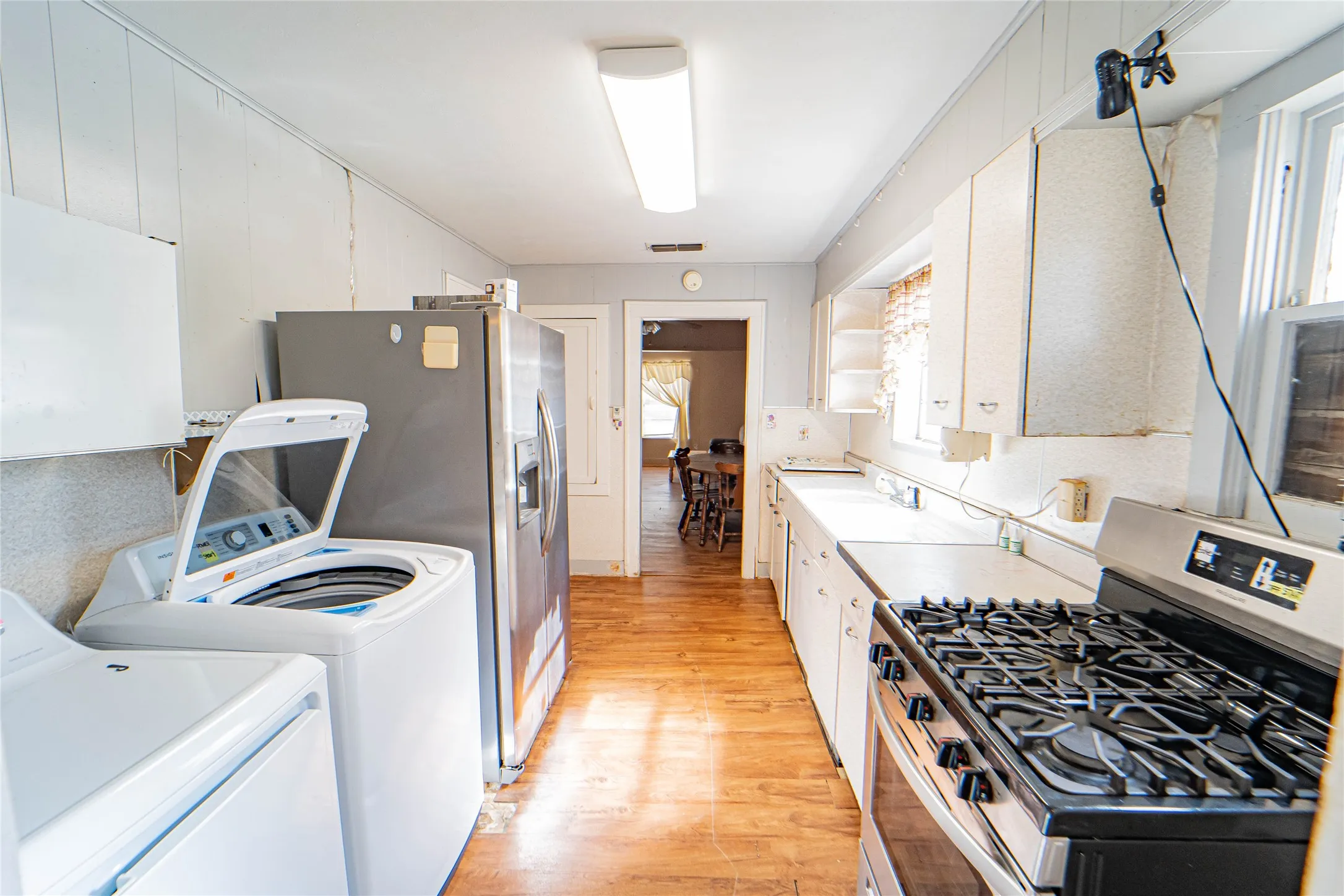 Washer/Dryer hook ups