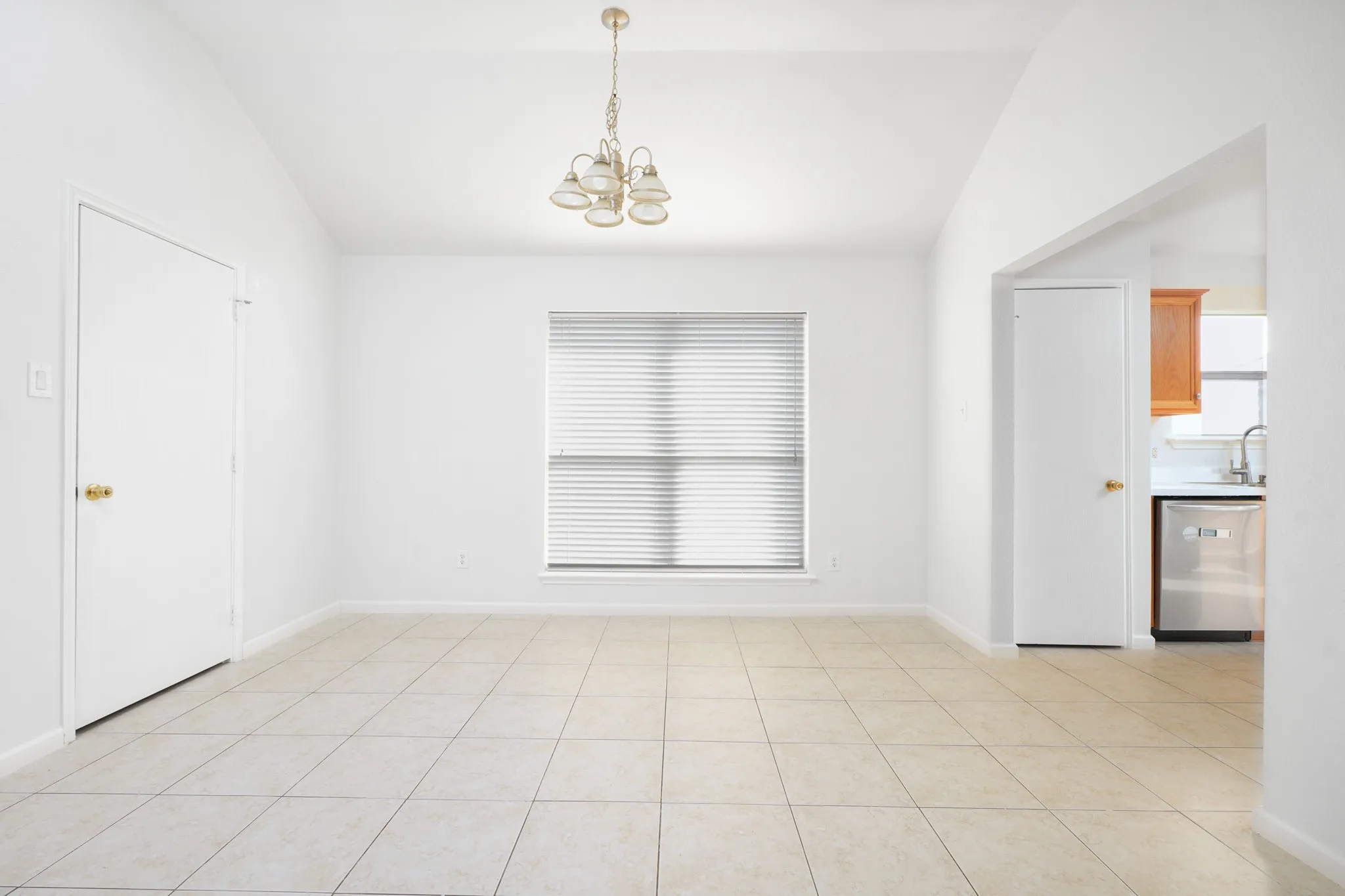 Single Family Residence For Sale in Kaufman County , 217 Windsor, Forney, Texas 75126, 4 Bedroom, 2 Bathroom, 2 Garage spaces, 1,716 Sqft, built in 2001, mls#21391079, Real Estate Agent in Forney, Homes For Sale in Kaufman county, Homes For Sale in Forney, Realtor in Forney Texas, Real Estate Brokerage Independent Realty Texas, Luminita Cordes Realtor