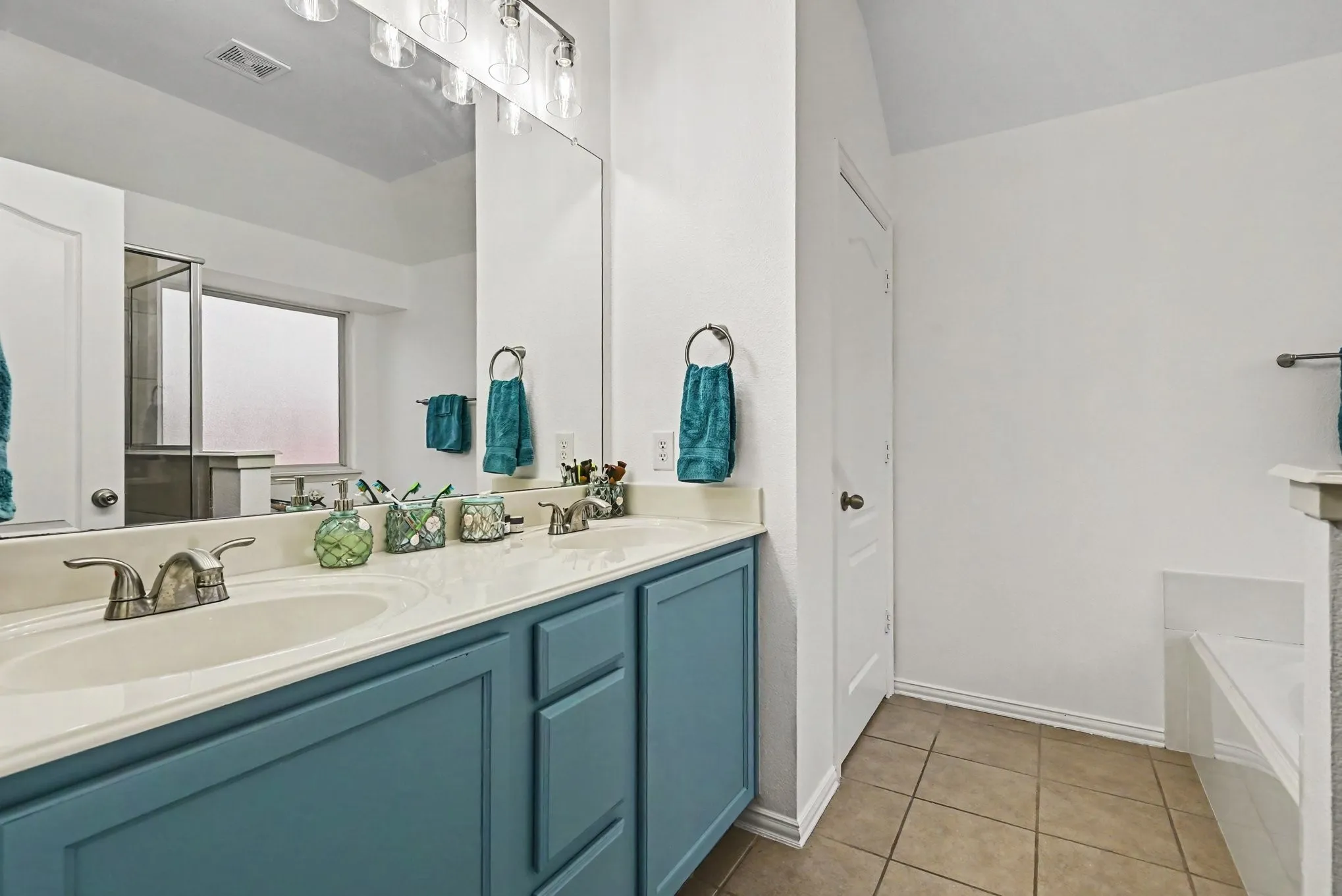 Single Family Residence For Sale in Tarrant County , 8108 Ruse Springs Lane, Fort Worth, Texas 76131, 3 Bedroom, 2 Bathroom, 2 Garage spaces, 1,800 Sqft, built in 2009, mls#21391076, Real Estate Agent in Fort Worth, Homes For Sale in Tarrant county, Homes For Sale in Fort Worth, Realtor in Fort Worth Texas, Real Estate Brokerage Independent Realty Texas, Luminita Cordes Realtor