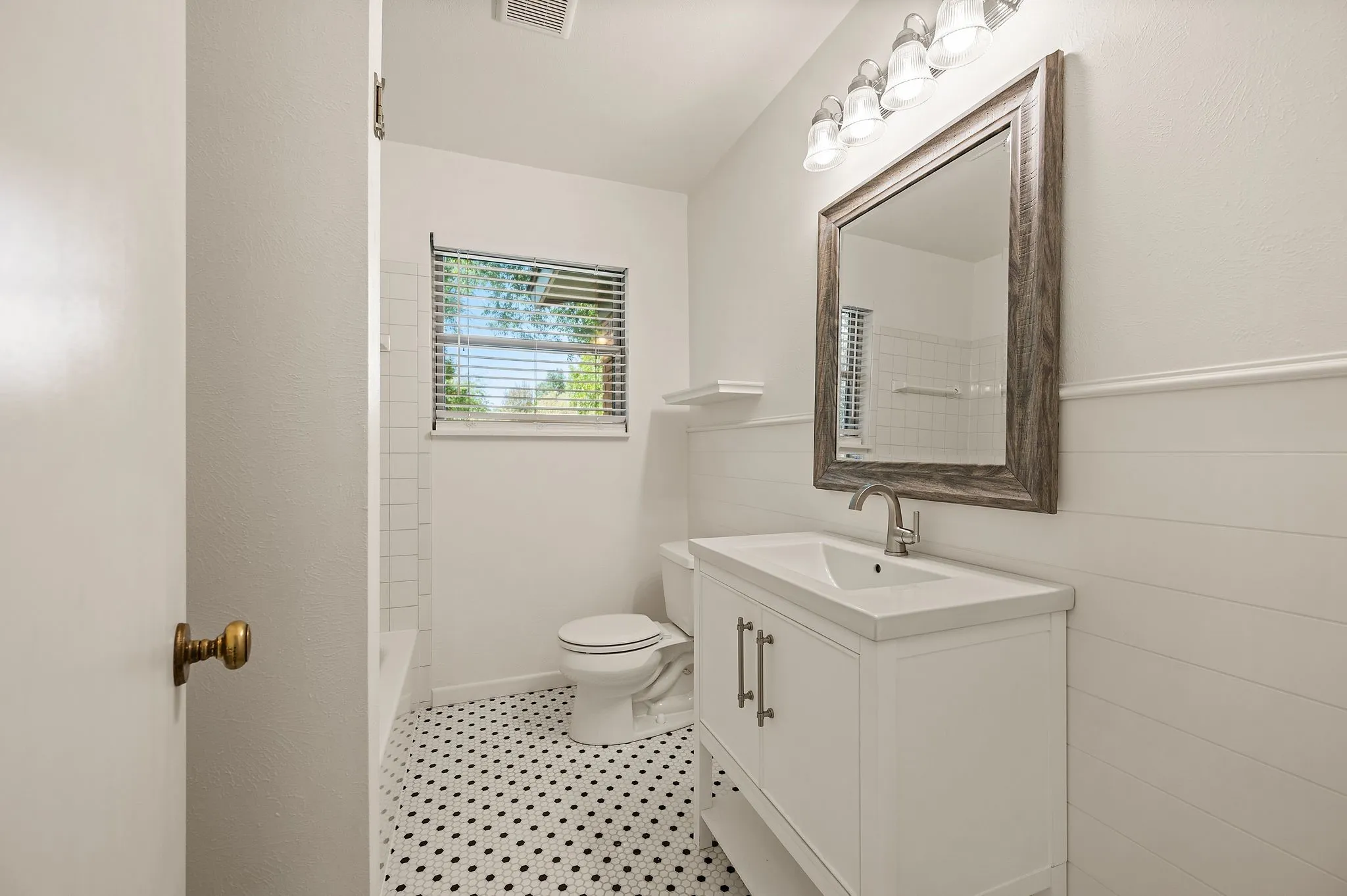 Updated Secondary Full Bathroom