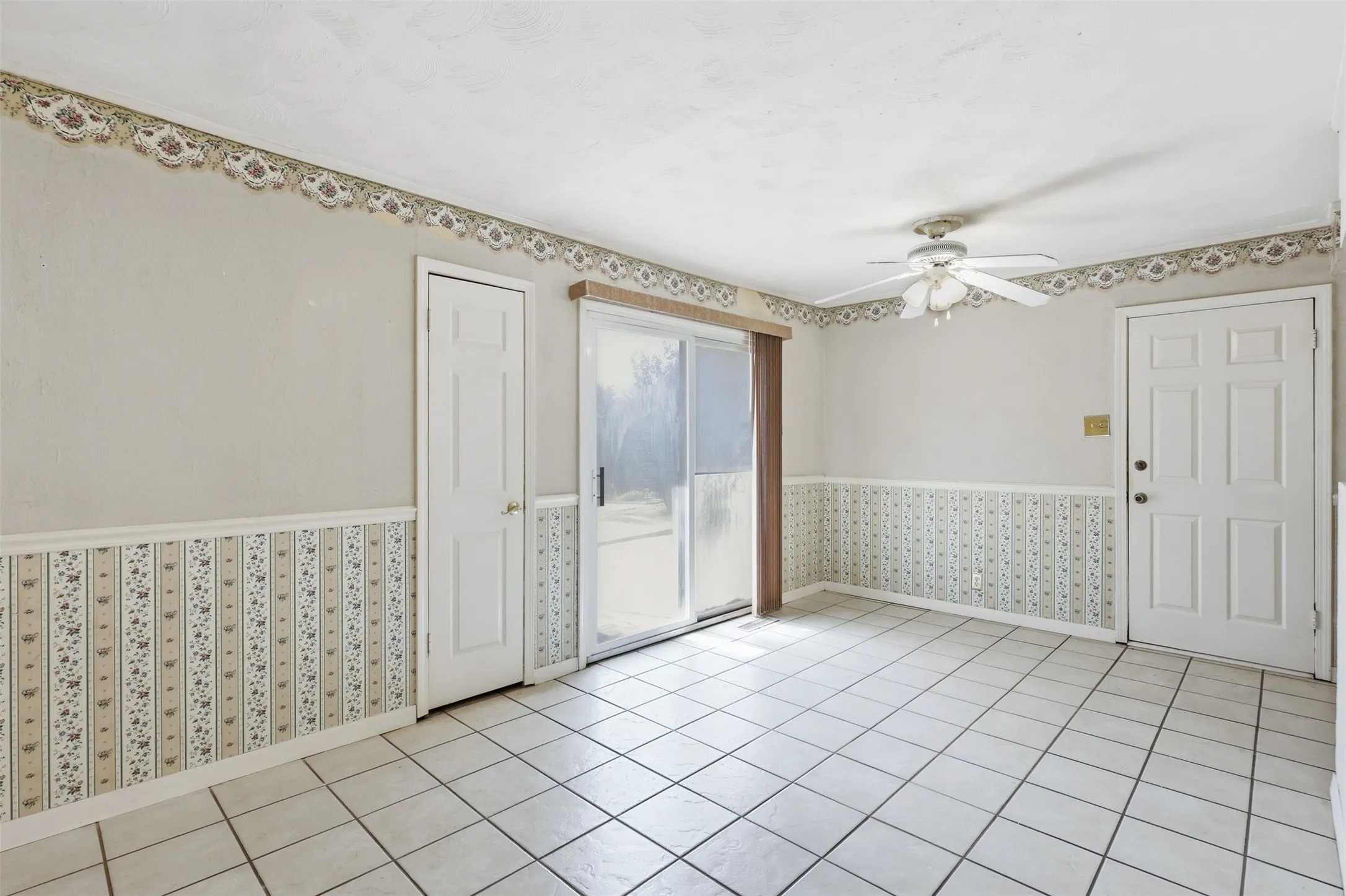 Single Family Residence For Sale in Dallas County , 1702 Bristol Court S, Irving, Texas 75062, 3 Bedroom, 2 Bathroom, 2 Garage spaces, 1,507 Sqft, built in 1959, mls#21390879, Real Estate Agent in Irving, Homes For Sale in Dallas county, Homes For Sale in Irving, Realtor in Irving Texas, Real Estate Brokerage Independent Realty Texas, Luminita Cordes Realtor