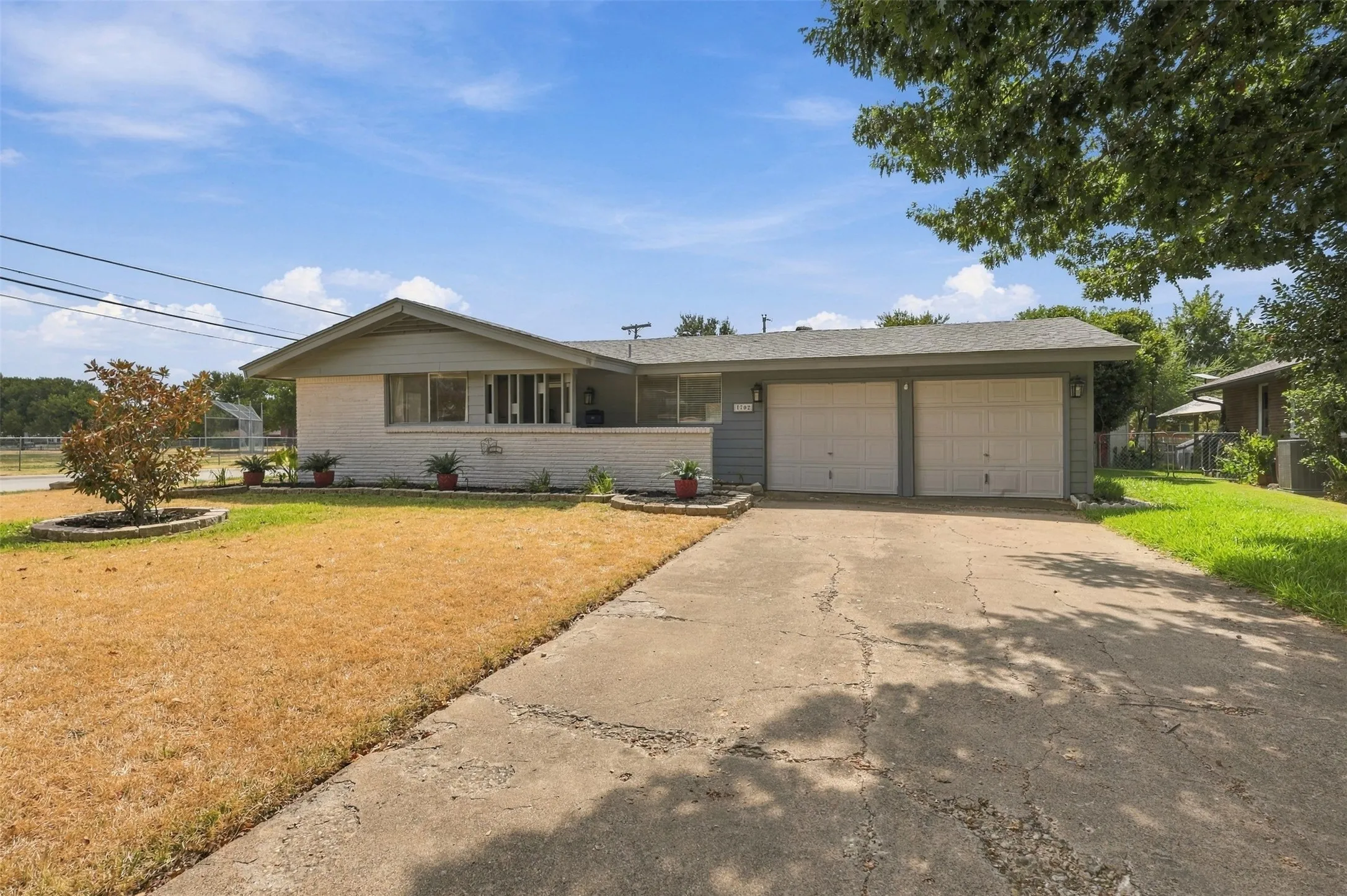 Single Family Residence For Sale in Dallas County , 1702 Bristol Court S, Irving, Texas 75062, 3 Bedroom, 2 Bathroom, 2 Garage spaces, 1,507 Sqft, built in 1959, mls#21390879, Real Estate Agent in Irving, Homes For Sale in Dallas county, Homes For Sale in Irving, Realtor in Irving Texas, Real Estate Brokerage Independent Realty Texas, Luminita Cordes Realtor
