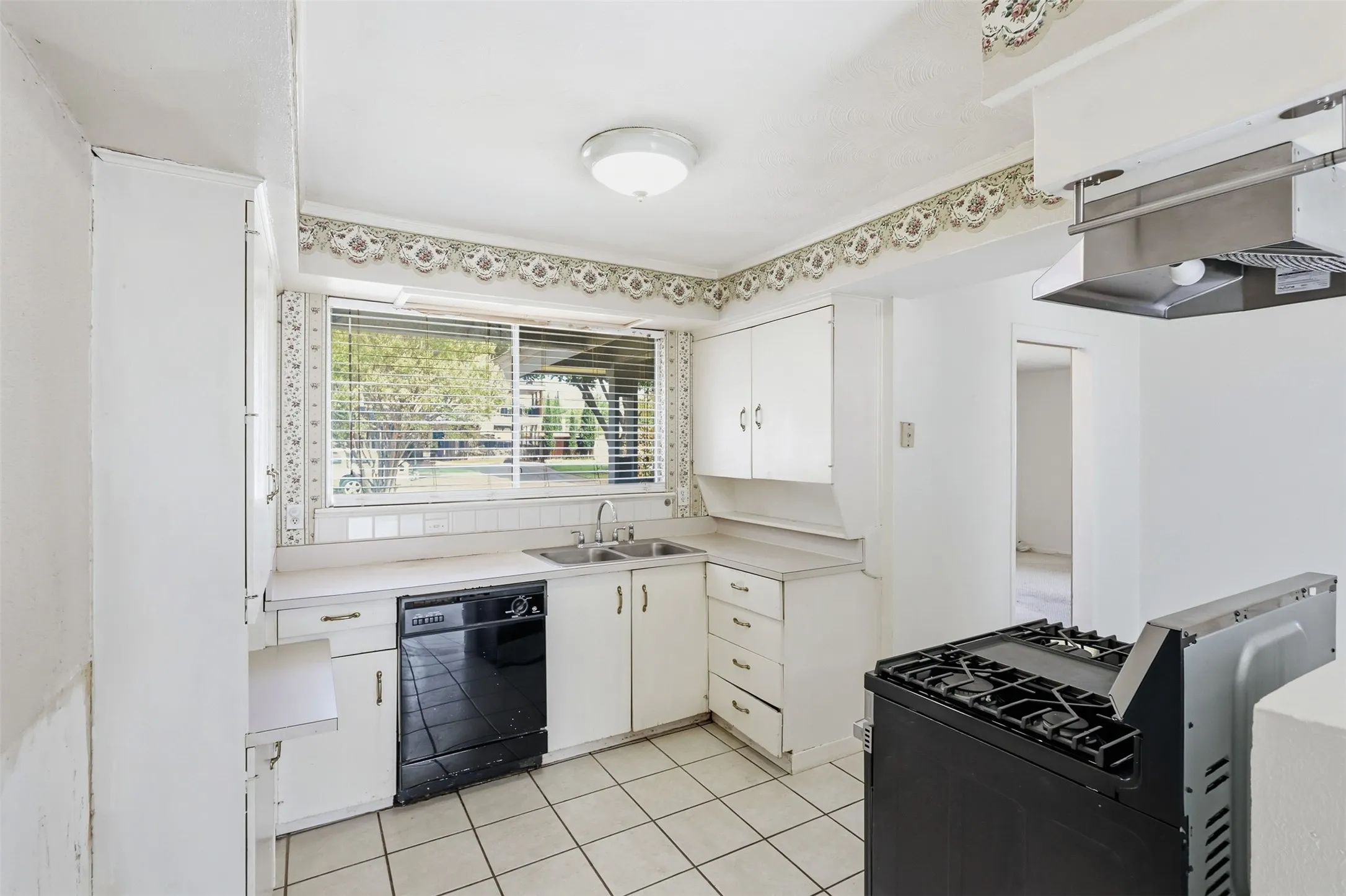 Single Family Residence For Sale in Dallas County , 1702 Bristol Court S, Irving, Texas 75062, 3 Bedroom, 2 Bathroom, 2 Garage spaces, 1,507 Sqft, built in 1959, mls#21390879, Real Estate Agent in Irving, Homes For Sale in Dallas county, Homes For Sale in Irving, Realtor in Irving Texas, Real Estate Brokerage Independent Realty Texas, Luminita Cordes Realtor