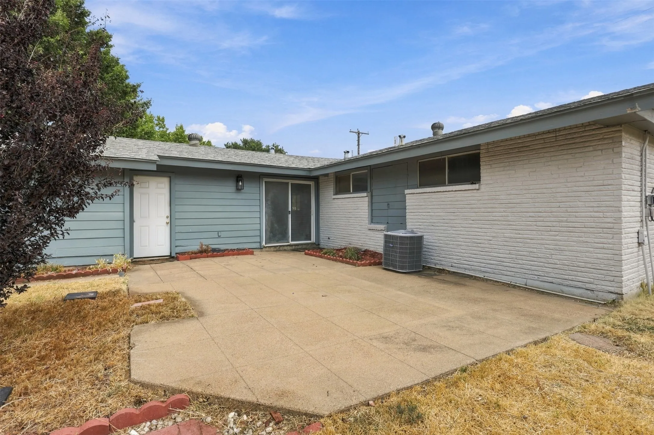 Single Family Residence For Sale in Dallas County , 1702 Bristol Court S, Irving, Texas 75062, 3 Bedroom, 2 Bathroom, 2 Garage spaces, 1,507 Sqft, built in 1959, mls#21390879, Real Estate Agent in Irving, Homes For Sale in Dallas county, Homes For Sale in Irving, Realtor in Irving Texas, Real Estate Brokerage Independent Realty Texas, Luminita Cordes Realtor