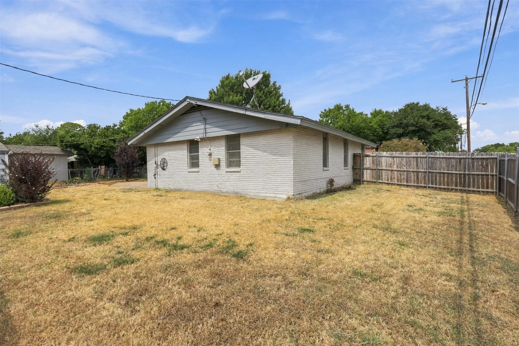 Single Family Residence For Sale in Dallas County , 1702 Bristol Court S, Irving, Texas 75062, 3 Bedroom, 2 Bathroom, 2 Garage spaces, 1,507 Sqft, built in 1959, mls#21390879, Real Estate Agent in Irving, Homes For Sale in Dallas county, Homes For Sale in Irving, Realtor in Irving Texas, Real Estate Brokerage Independent Realty Texas, Luminita Cordes Realtor