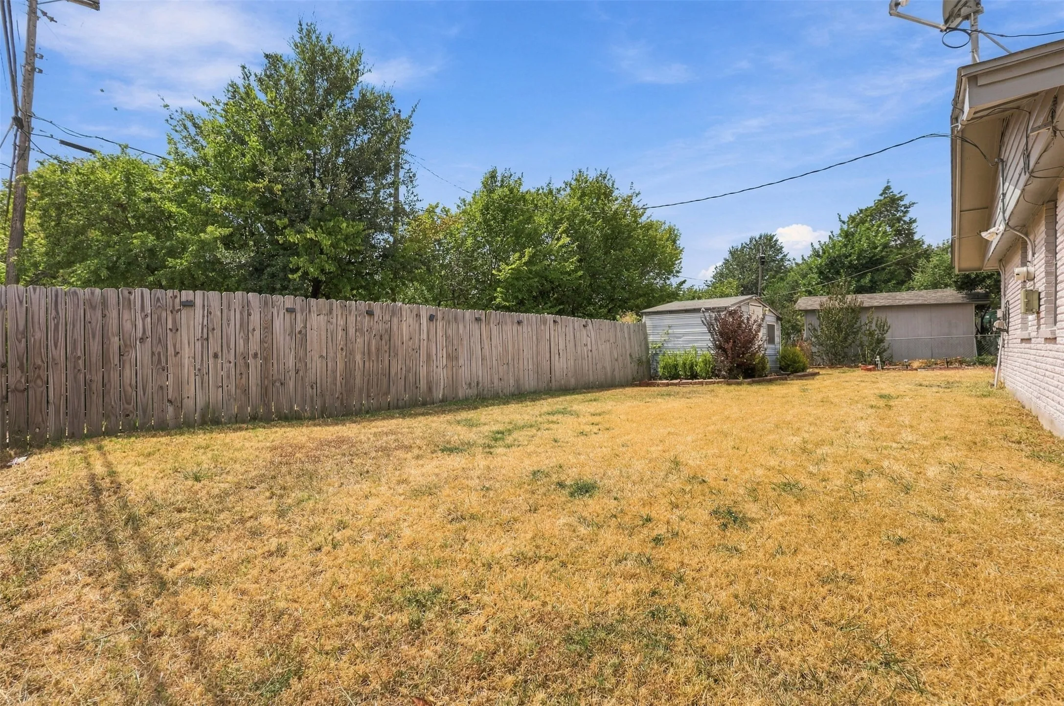 Single Family Residence For Sale in Dallas County , 1702 Bristol Court S, Irving, Texas 75062, 3 Bedroom, 2 Bathroom, 2 Garage spaces, 1,507 Sqft, built in 1959, mls#21390879, Real Estate Agent in Irving, Homes For Sale in Dallas county, Homes For Sale in Irving, Realtor in Irving Texas, Real Estate Brokerage Independent Realty Texas, Luminita Cordes Realtor
