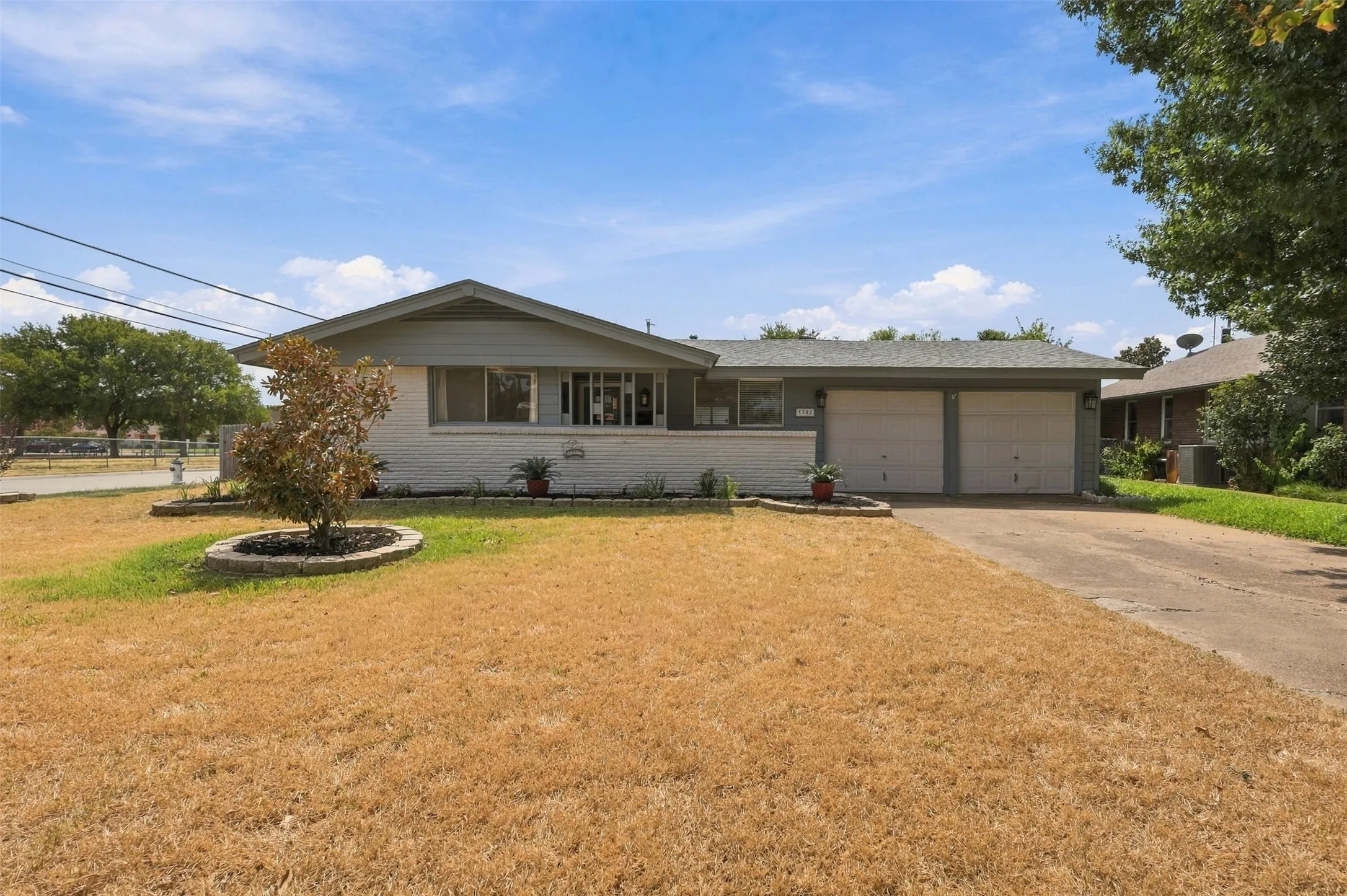 Single Family Residence For Sale in Dallas County , 1702 Bristol Court S, Irving, Texas 75062, 3 Bedroom, 2 Bathroom, 2 Garage spaces, 1,507 Sqft, built in 1959, mls#21390879, Real Estate Agent in Irving, Homes For Sale in Dallas county, Homes For Sale in Irving, Realtor in Irving Texas, Real Estate Brokerage Independent Realty Texas, Luminita Cordes Realtor