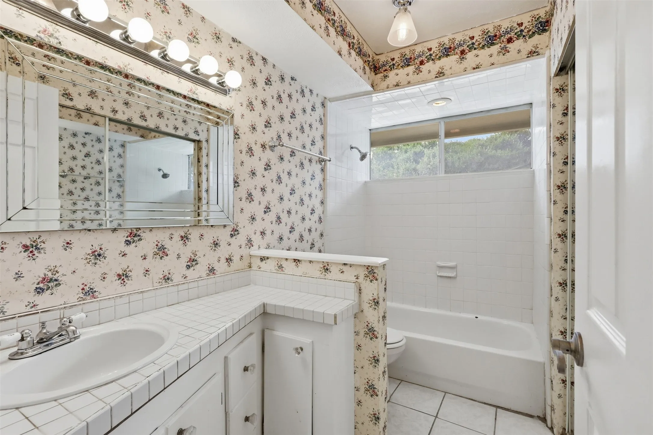Single Family Residence For Sale in Dallas County , 1702 Bristol Court S, Irving, Texas 75062, 3 Bedroom, 2 Bathroom, 2 Garage spaces, 1,507 Sqft, built in 1959, mls#21390879, Real Estate Agent in Irving, Homes For Sale in Dallas county, Homes For Sale in Irving, Realtor in Irving Texas, Real Estate Brokerage Independent Realty Texas, Luminita Cordes Realtor