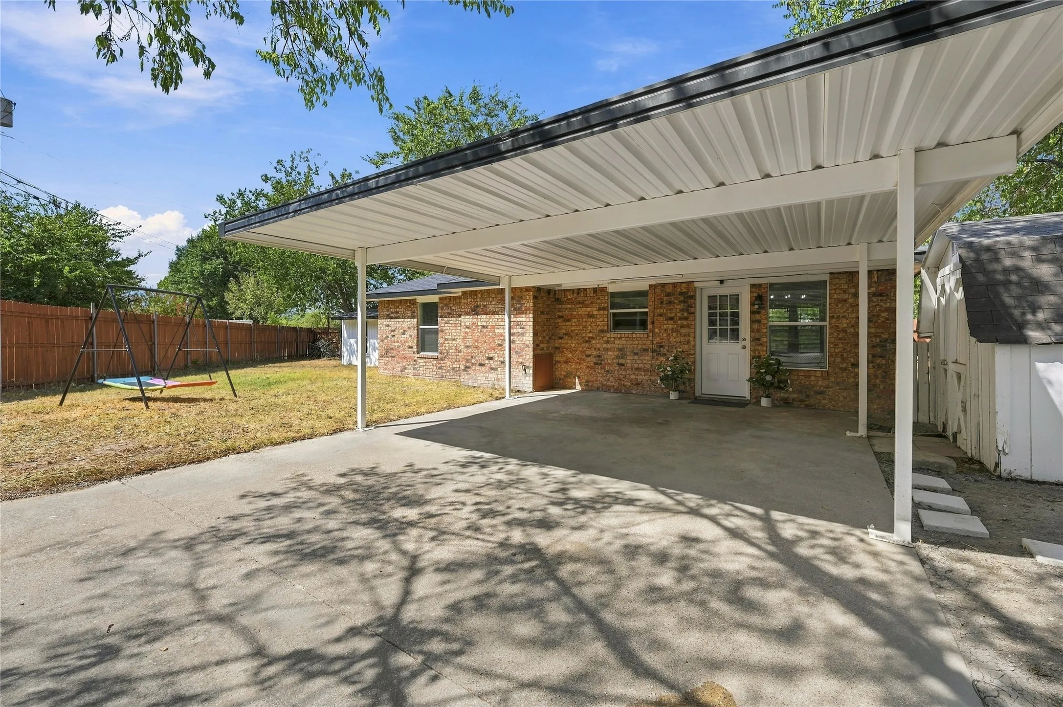 Single Family Residence For Sale in Ellis County , 900 N Grand Avenue, Waxahachie, Texas 75165, 3 Bedroom, 2 Bathroom, Garage spaces, 1,087 Sqft, built in 1987, mls#21391083, Real Estate Agent in Waxahachie, Homes For Sale in Ellis county, Homes For Sale in Waxahachie, Realtor in Waxahachie Texas, Real Estate Brokerage Independent Realty Texas, Luminita Cordes Realtor