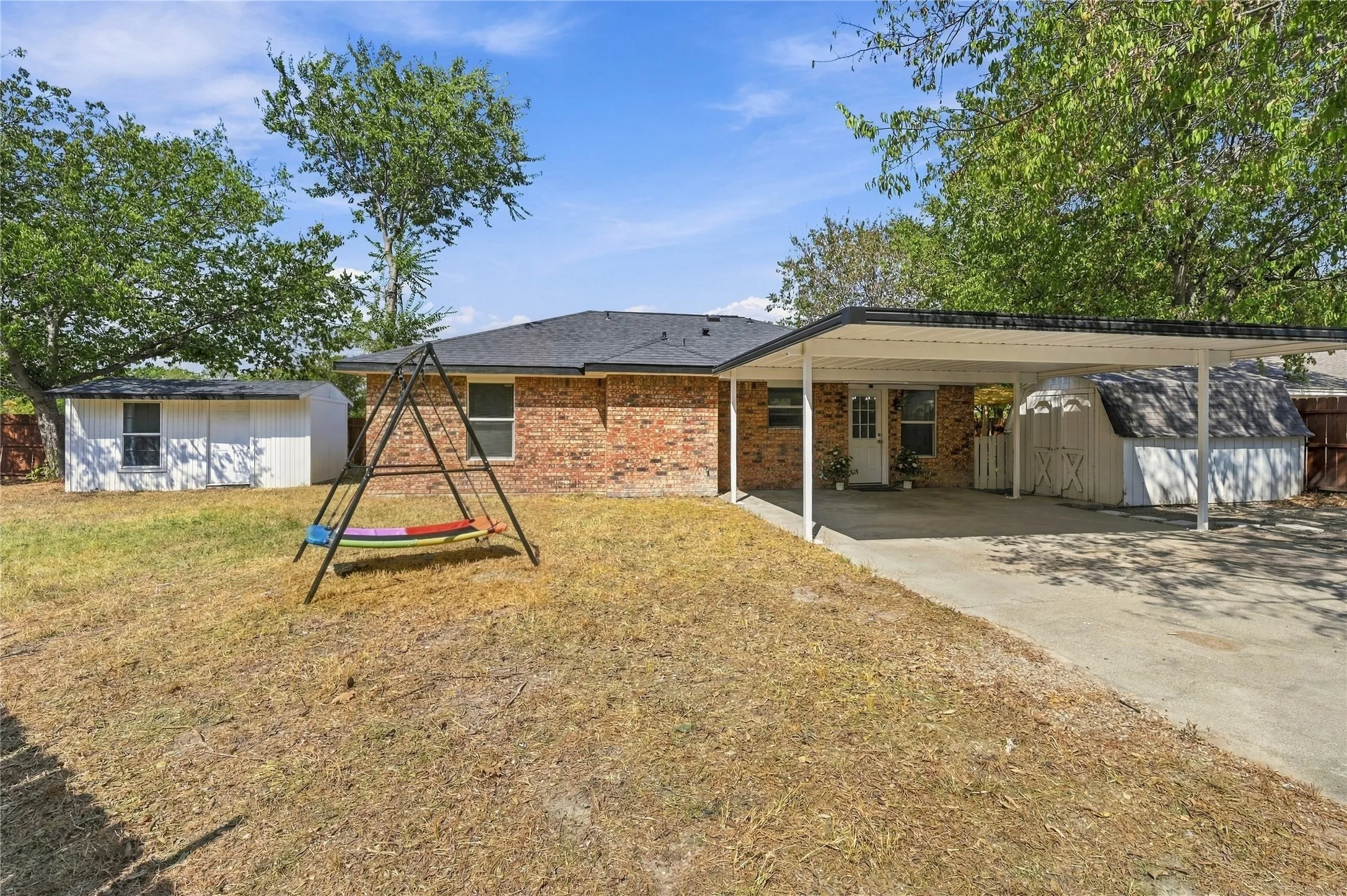 Single Family Residence For Sale in Ellis County , 900 N Grand Avenue, Waxahachie, Texas 75165, 3 Bedroom, 2 Bathroom, Garage spaces, 1,087 Sqft, built in 1987, mls#21391083, Real Estate Agent in Waxahachie, Homes For Sale in Ellis county, Homes For Sale in Waxahachie, Realtor in Waxahachie Texas, Real Estate Brokerage Independent Realty Texas, Luminita Cordes Realtor
