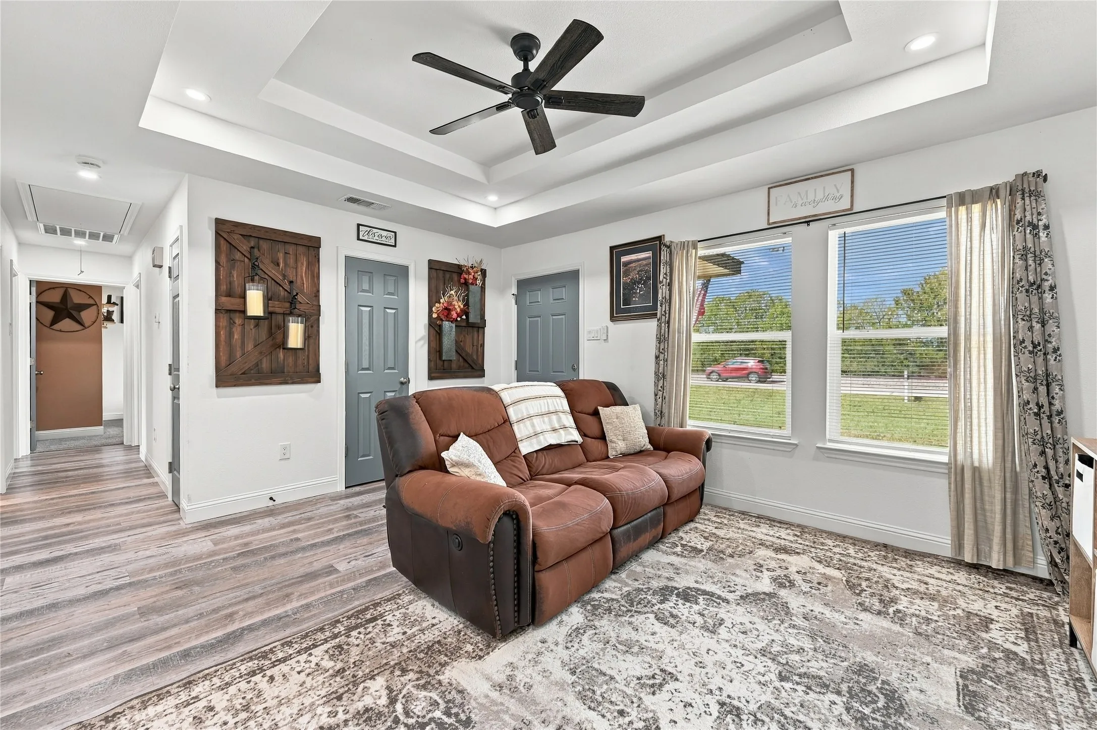 Single Family Residence For Sale in Ellis County , 900 N Grand Avenue, Waxahachie, Texas 75165, 3 Bedroom, 2 Bathroom, Garage spaces, 1,087 Sqft, built in 1987, mls#21391083, Real Estate Agent in Waxahachie, Homes For Sale in Ellis county, Homes For Sale in Waxahachie, Realtor in Waxahachie Texas, Real Estate Brokerage Independent Realty Texas, Luminita Cordes Realtor
