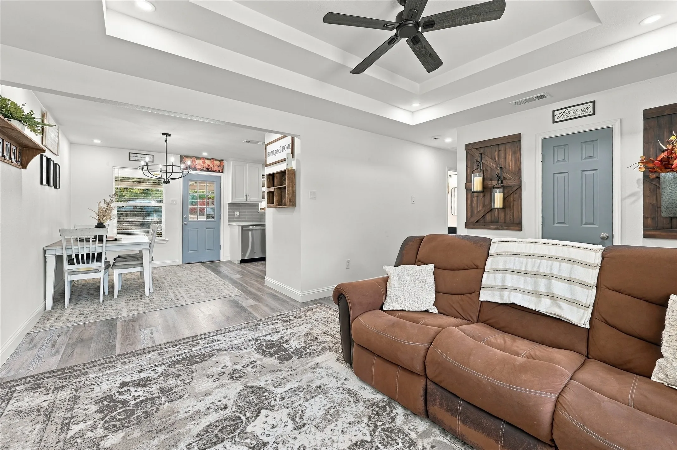 Single Family Residence For Sale in Ellis County , 900 N Grand Avenue, Waxahachie, Texas 75165, 3 Bedroom, 2 Bathroom, Garage spaces, 1,087 Sqft, built in 1987, mls#21391083, Real Estate Agent in Waxahachie, Homes For Sale in Ellis county, Homes For Sale in Waxahachie, Realtor in Waxahachie Texas, Real Estate Brokerage Independent Realty Texas, Luminita Cordes Realtor
