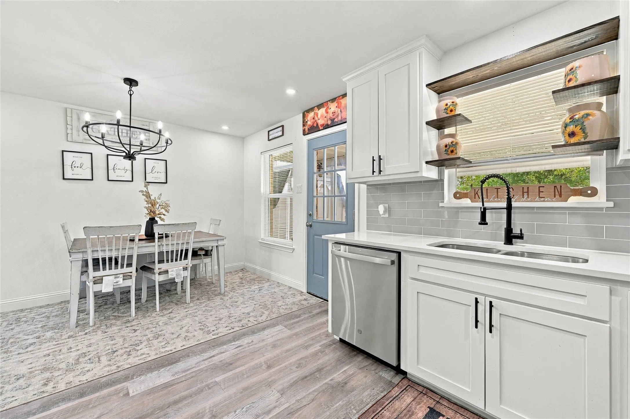 Single Family Residence For Sale in Ellis County , 900 N Grand Avenue, Waxahachie, Texas 75165, 3 Bedroom, 2 Bathroom, Garage spaces, 1,087 Sqft, built in 1987, mls#21391083, Real Estate Agent in Waxahachie, Homes For Sale in Ellis county, Homes For Sale in Waxahachie, Realtor in Waxahachie Texas, Real Estate Brokerage Independent Realty Texas, Luminita Cordes Realtor