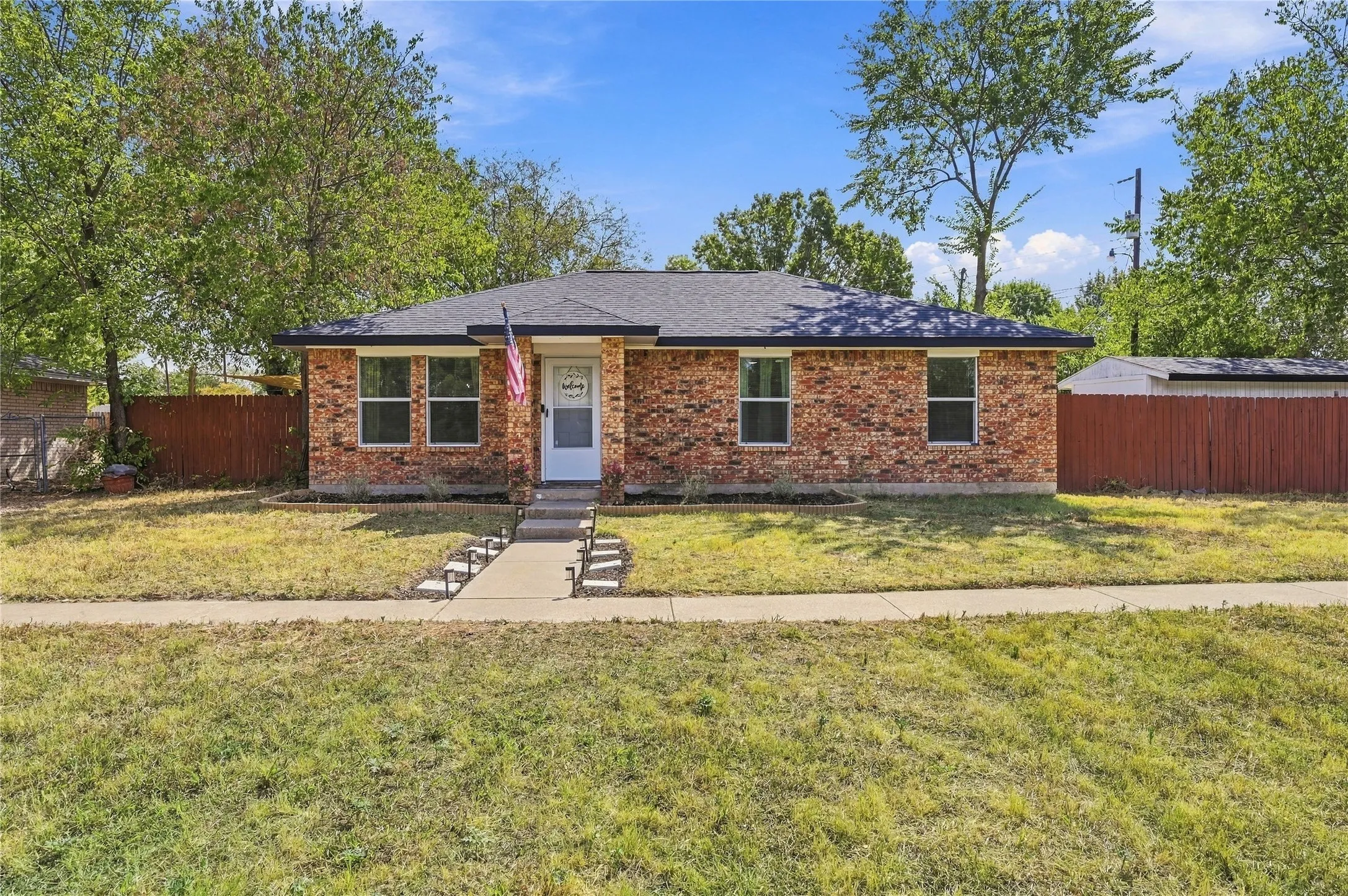 Single Family Residence For Sale in Ellis County , 900 N Grand Avenue, Waxahachie, Texas 75165, 3 Bedroom, 2 Bathroom, Garage spaces, 1,087 Sqft, built in 1987, mls#21391083, Real Estate Agent in Waxahachie, Homes For Sale in Ellis county, Homes For Sale in Waxahachie, Realtor in Waxahachie Texas, Real Estate Brokerage Independent Realty Texas, Luminita Cordes Realtor