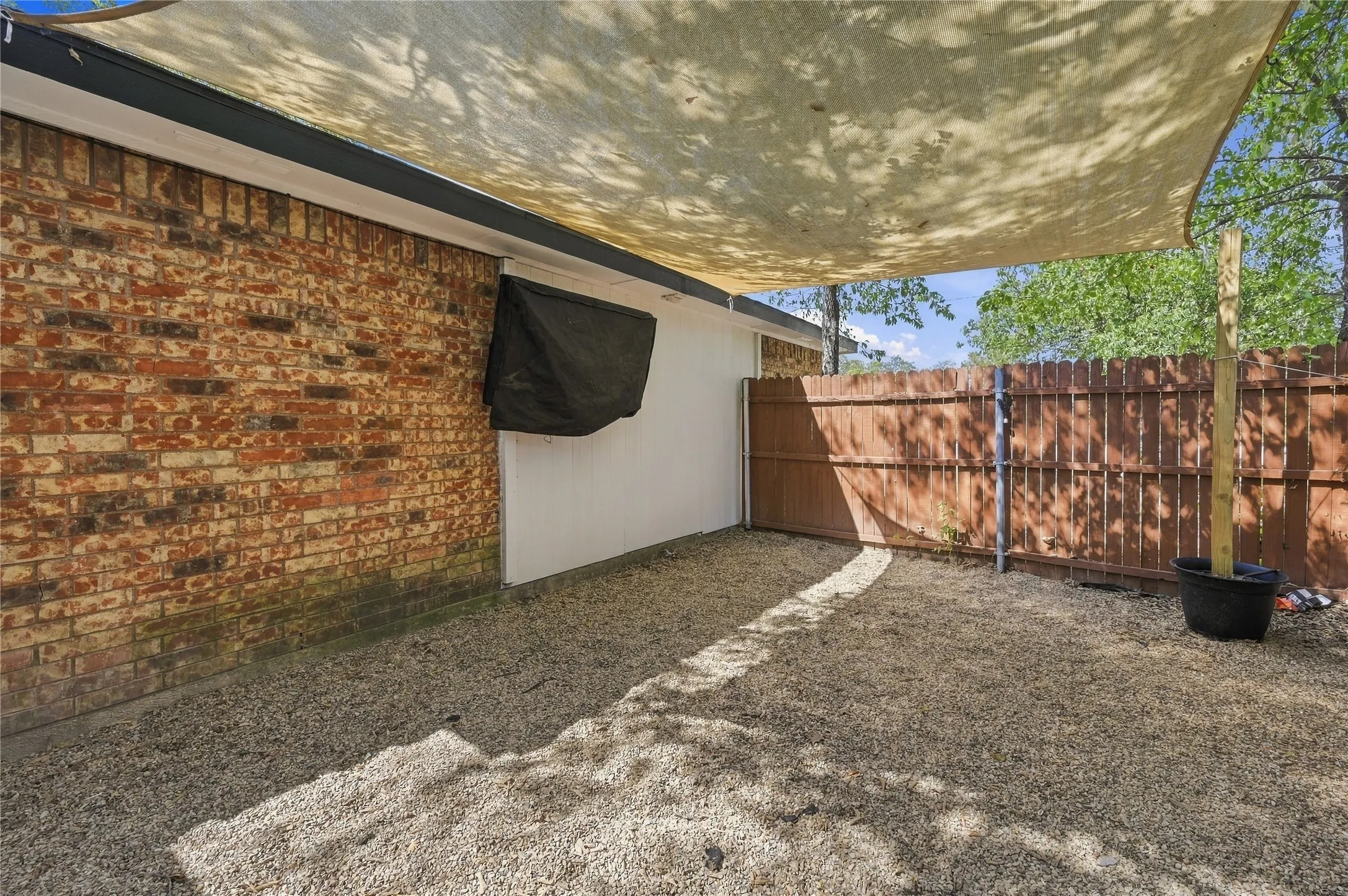 Single Family Residence For Sale in Ellis County , 900 N Grand Avenue, Waxahachie, Texas 75165, 3 Bedroom, 2 Bathroom, Garage spaces, 1,087 Sqft, built in 1987, mls#21391083, Real Estate Agent in Waxahachie, Homes For Sale in Ellis county, Homes For Sale in Waxahachie, Realtor in Waxahachie Texas, Real Estate Brokerage Independent Realty Texas, Luminita Cordes Realtor