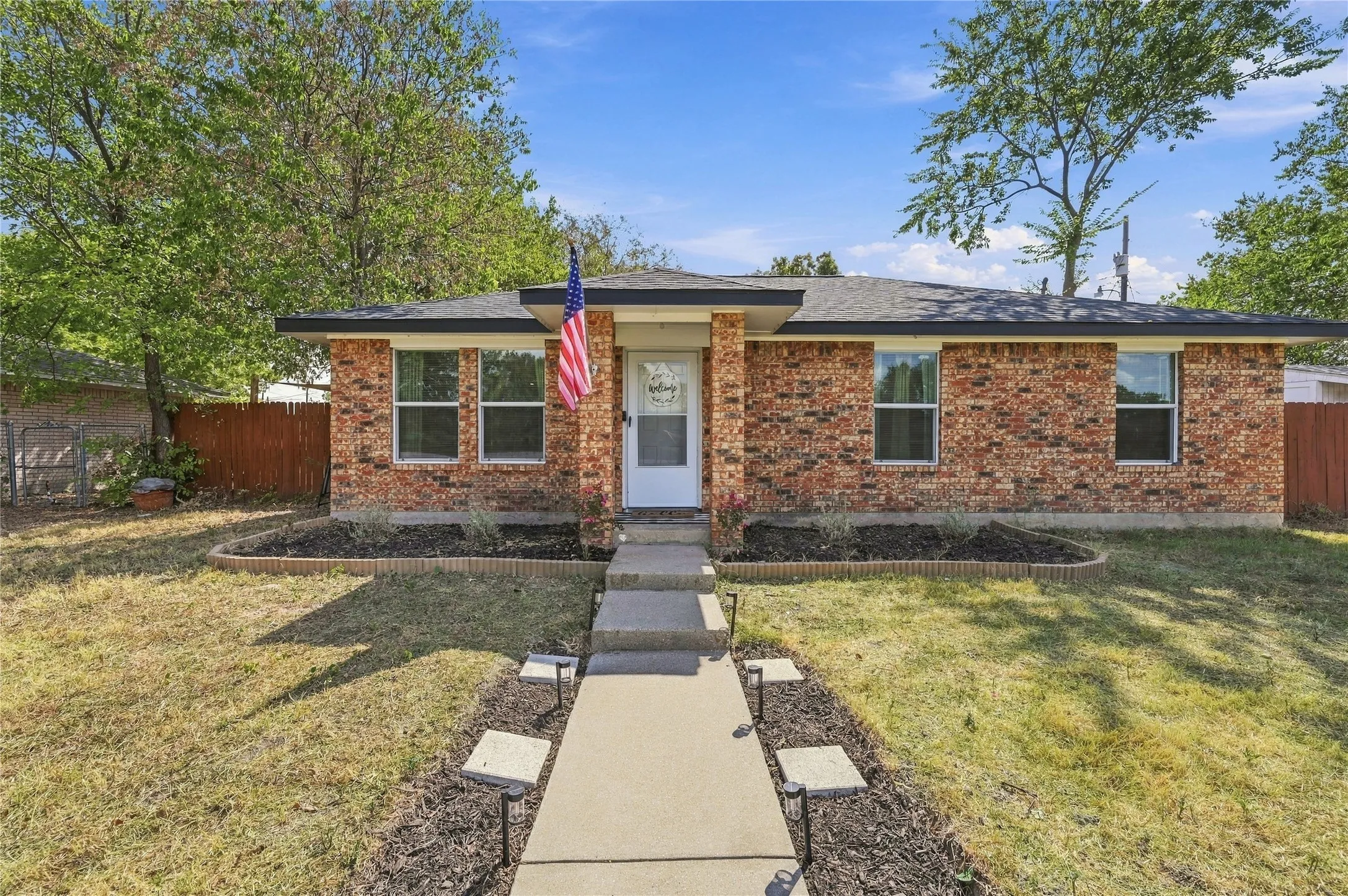 Single Family Residence For Sale in Ellis County , 900 N Grand Avenue, Waxahachie, Texas 75165, 3 Bedroom, 2 Bathroom, Garage spaces, 1,087 Sqft, built in 1987, mls#21391083, Real Estate Agent in Waxahachie, Homes For Sale in Ellis county, Homes For Sale in Waxahachie, Realtor in Waxahachie Texas, Real Estate Brokerage Independent Realty Texas, Luminita Cordes Realtor