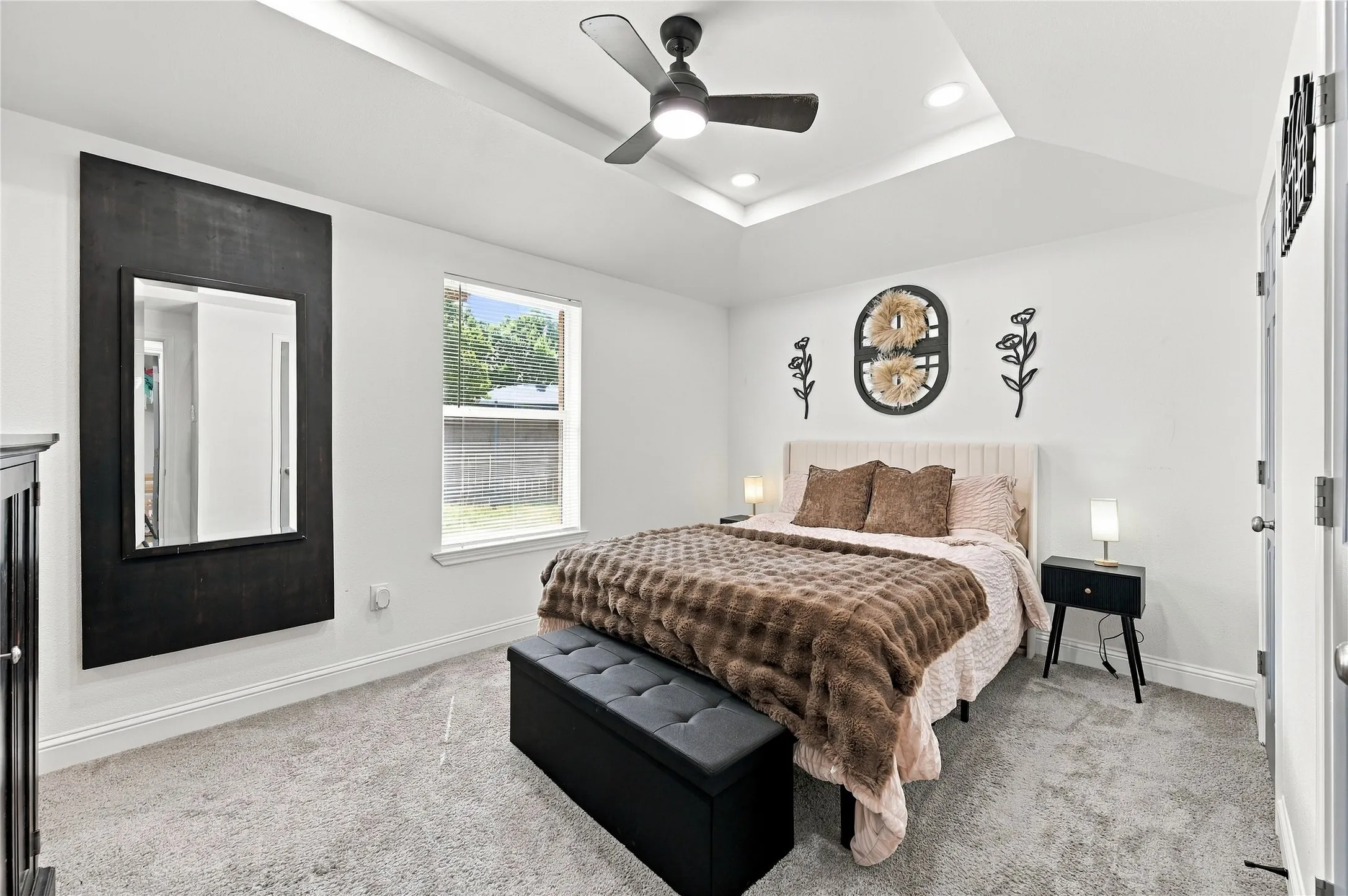Single Family Residence For Sale in Ellis County , 900 N Grand Avenue, Waxahachie, Texas 75165, 3 Bedroom, 2 Bathroom, Garage spaces, 1,087 Sqft, built in 1987, mls#21391083, Real Estate Agent in Waxahachie, Homes For Sale in Ellis county, Homes For Sale in Waxahachie, Realtor in Waxahachie Texas, Real Estate Brokerage Independent Realty Texas, Luminita Cordes Realtor