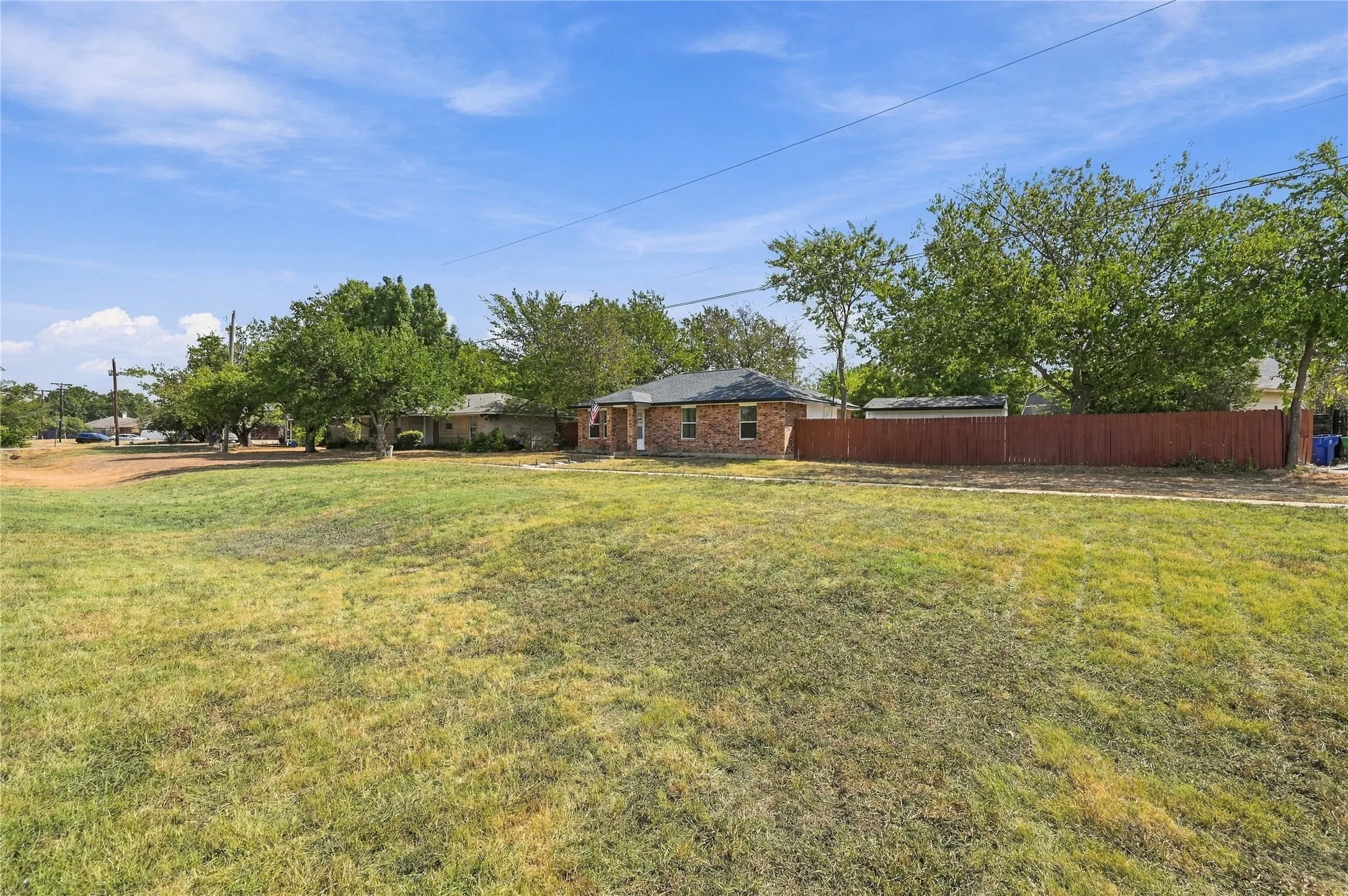 Single Family Residence For Sale in Ellis County , 900 N Grand Avenue, Waxahachie, Texas 75165, 3 Bedroom, 2 Bathroom, Garage spaces, 1,087 Sqft, built in 1987, mls#21391083, Real Estate Agent in Waxahachie, Homes For Sale in Ellis county, Homes For Sale in Waxahachie, Realtor in Waxahachie Texas, Real Estate Brokerage Independent Realty Texas, Luminita Cordes Realtor