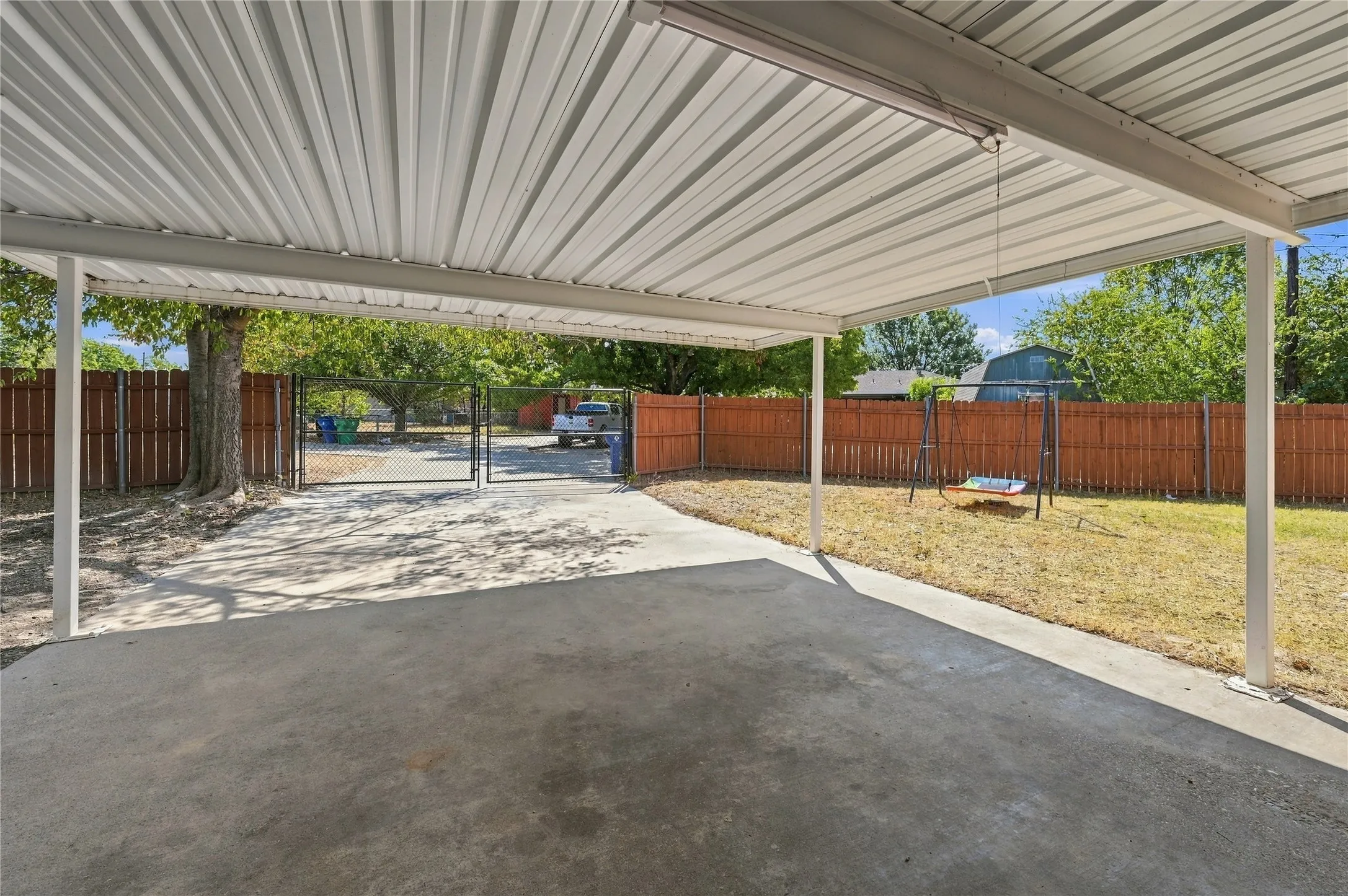 Single Family Residence For Sale in Ellis County , 900 N Grand Avenue, Waxahachie, Texas 75165, 3 Bedroom, 2 Bathroom, Garage spaces, 1,087 Sqft, built in 1987, mls#21391083, Real Estate Agent in Waxahachie, Homes For Sale in Ellis county, Homes For Sale in Waxahachie, Realtor in Waxahachie Texas, Real Estate Brokerage Independent Realty Texas, Luminita Cordes Realtor
