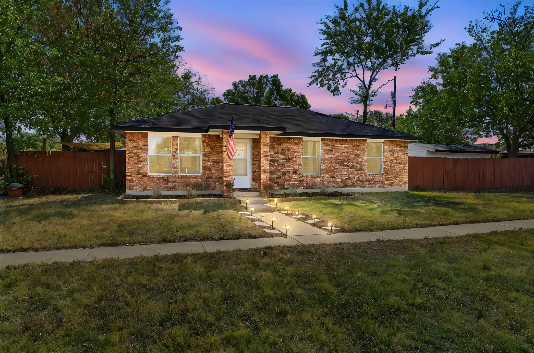 Single Family Residence For Sale in Ellis County , 900 N Grand Avenue, Waxahachie, Texas 75165, 3 Bedroom, 2 Bathroom, Garage spaces, 1,087 Sqft, built in 1987, mls#21391083, Real Estate Agent in Waxahachie, Homes For Sale in Ellis county, Homes For Sale in Waxahachie, Realtor in Waxahachie Texas, Real Estate Brokerage Independent Realty Texas, Luminita Cordes Realtor